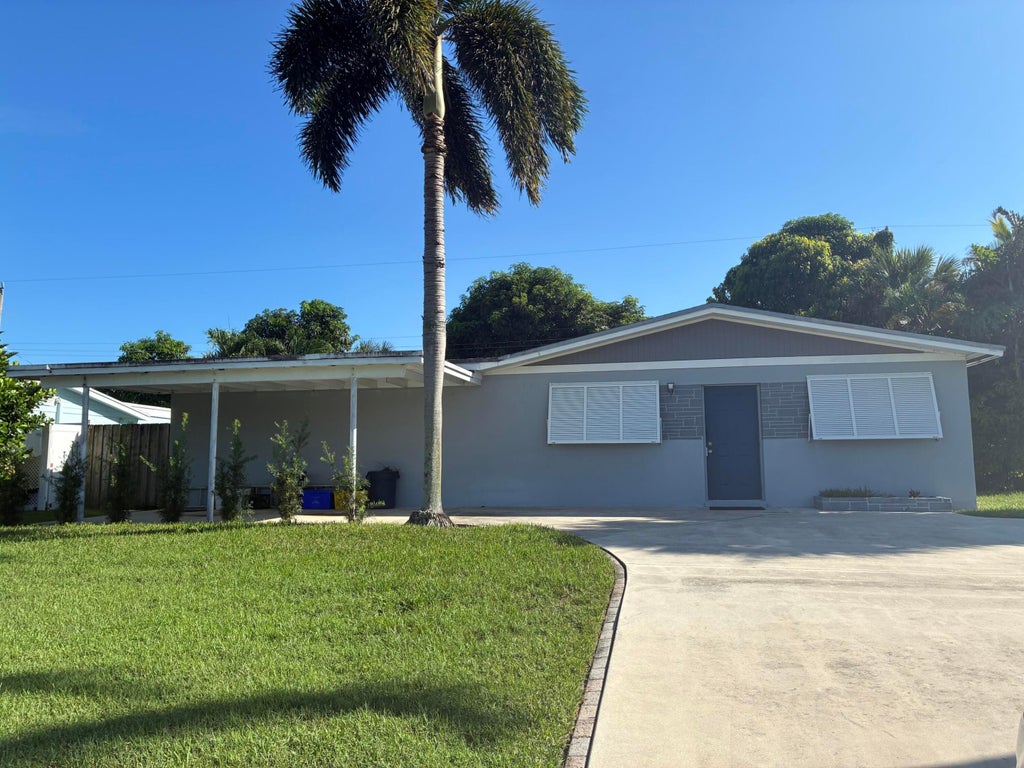 Photo of 4384 ARBOR Way, Palm Beach Gardens, FL 33410 (MLS # B26090660)