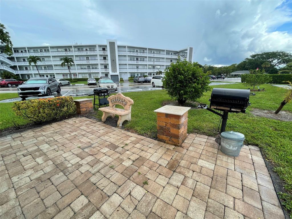 Photo of 139 Oakridge J #139, Deerfield Beach, FL 33442 (MLS # F10514429)