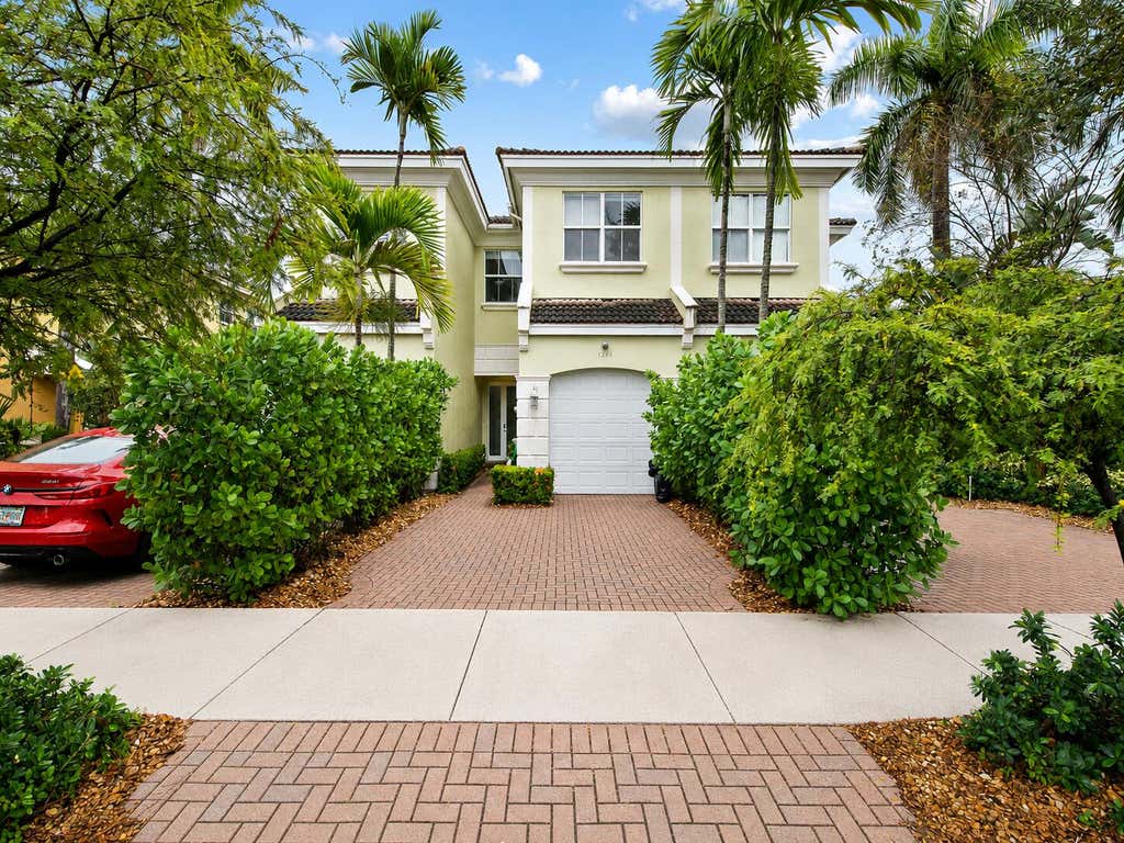 Photo of 1226 NE 14th Avenue, Fort Lauderdale, FL 33304 (MLS # B26056989)