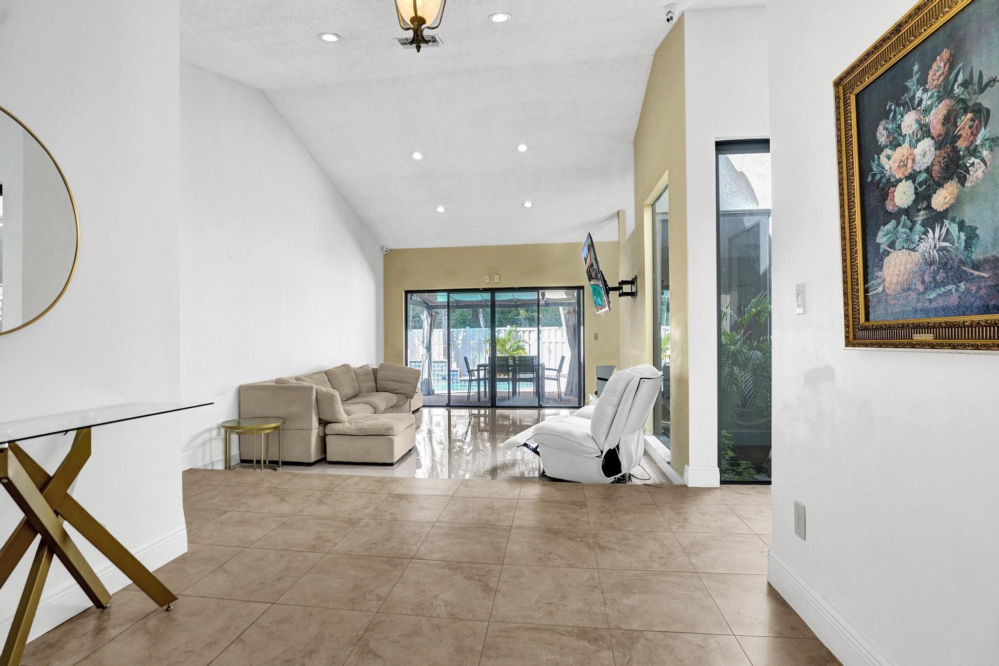 EMBASSY LAKES - Residential