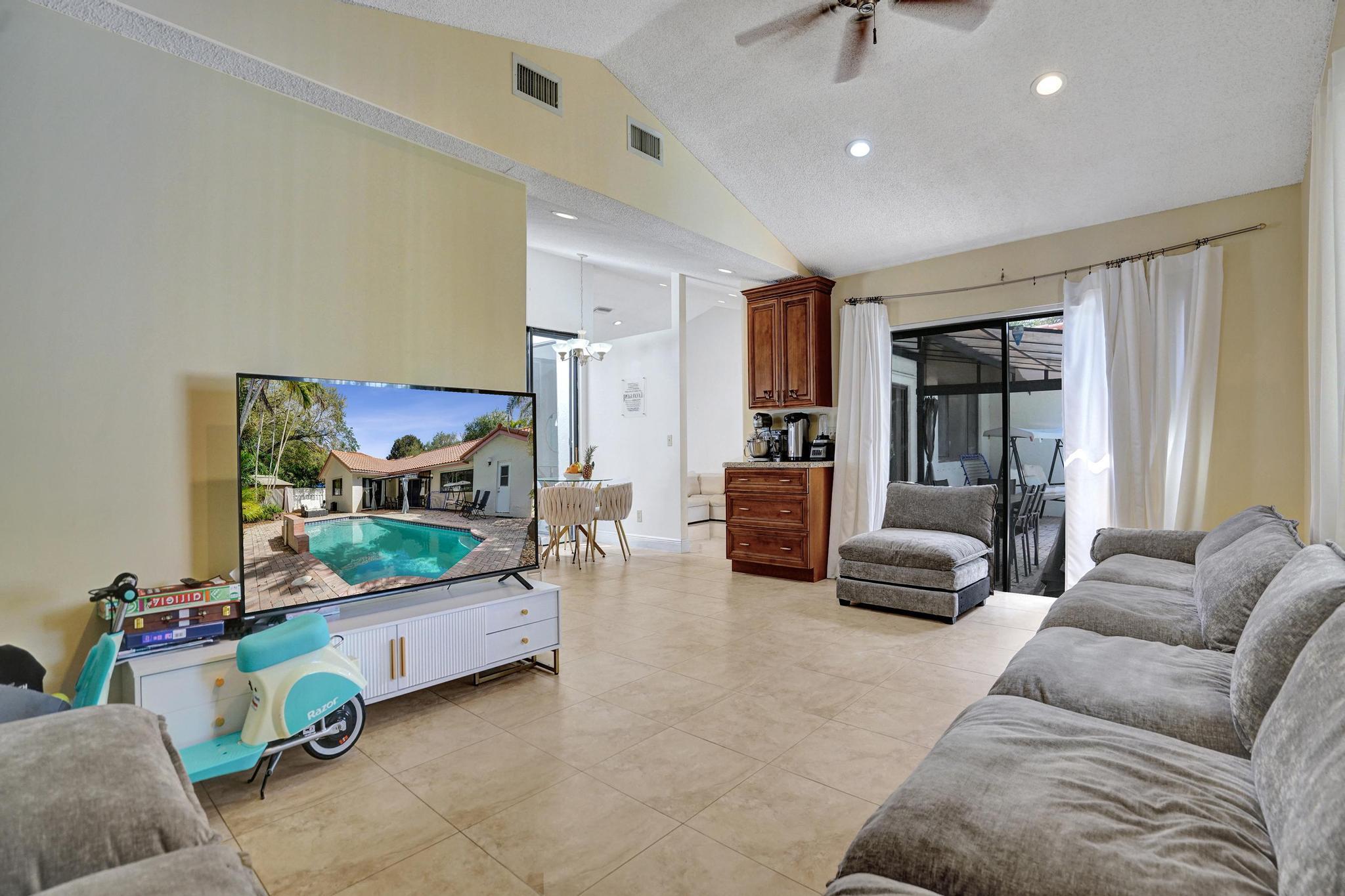 EMBASSY LAKES - Residential