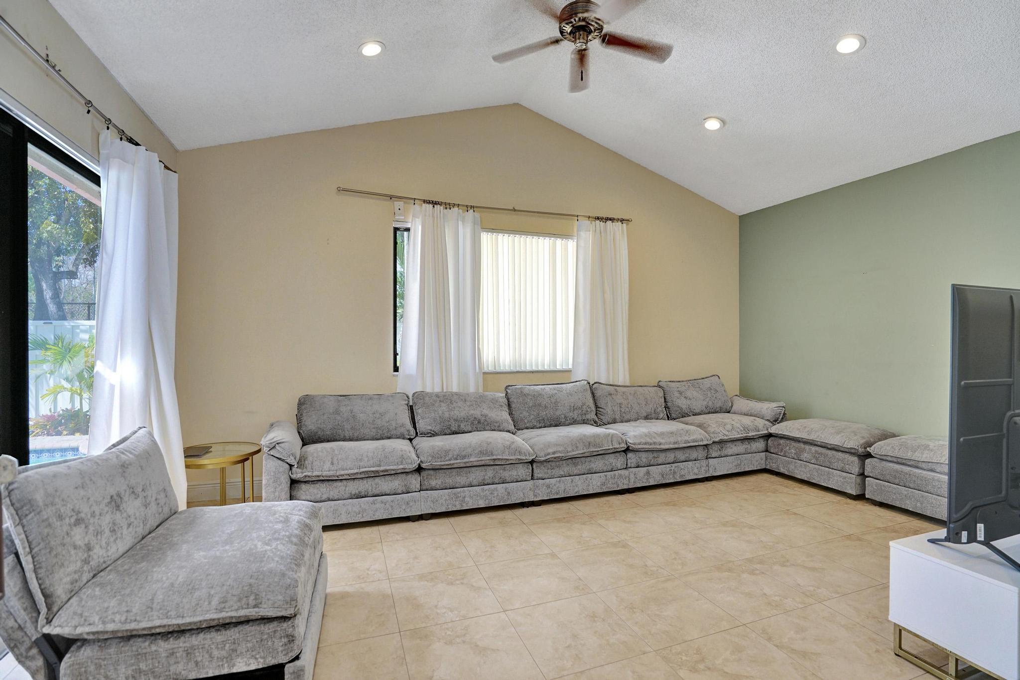 EMBASSY LAKES - Residential