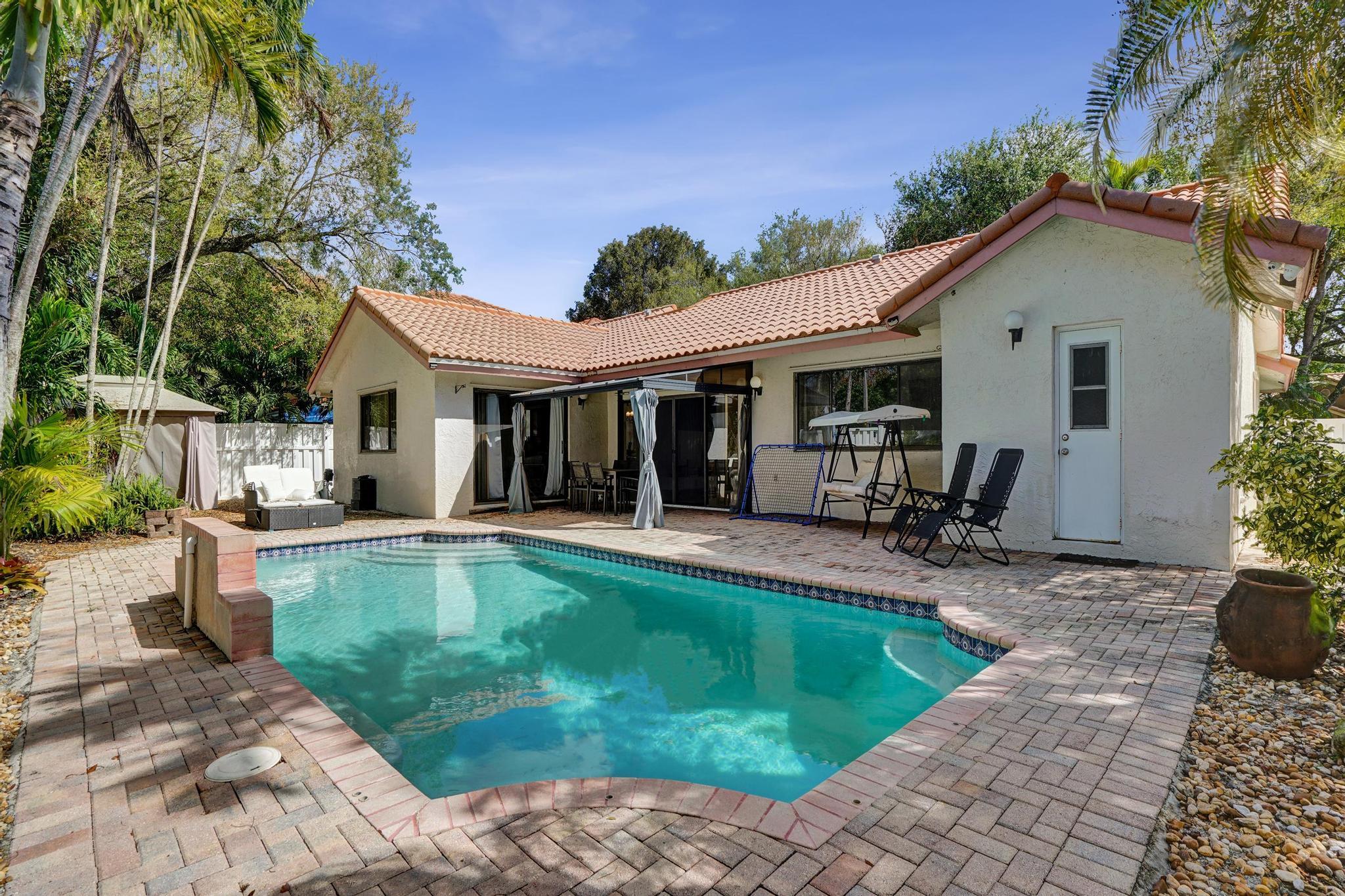 EMBASSY LAKES - Residential