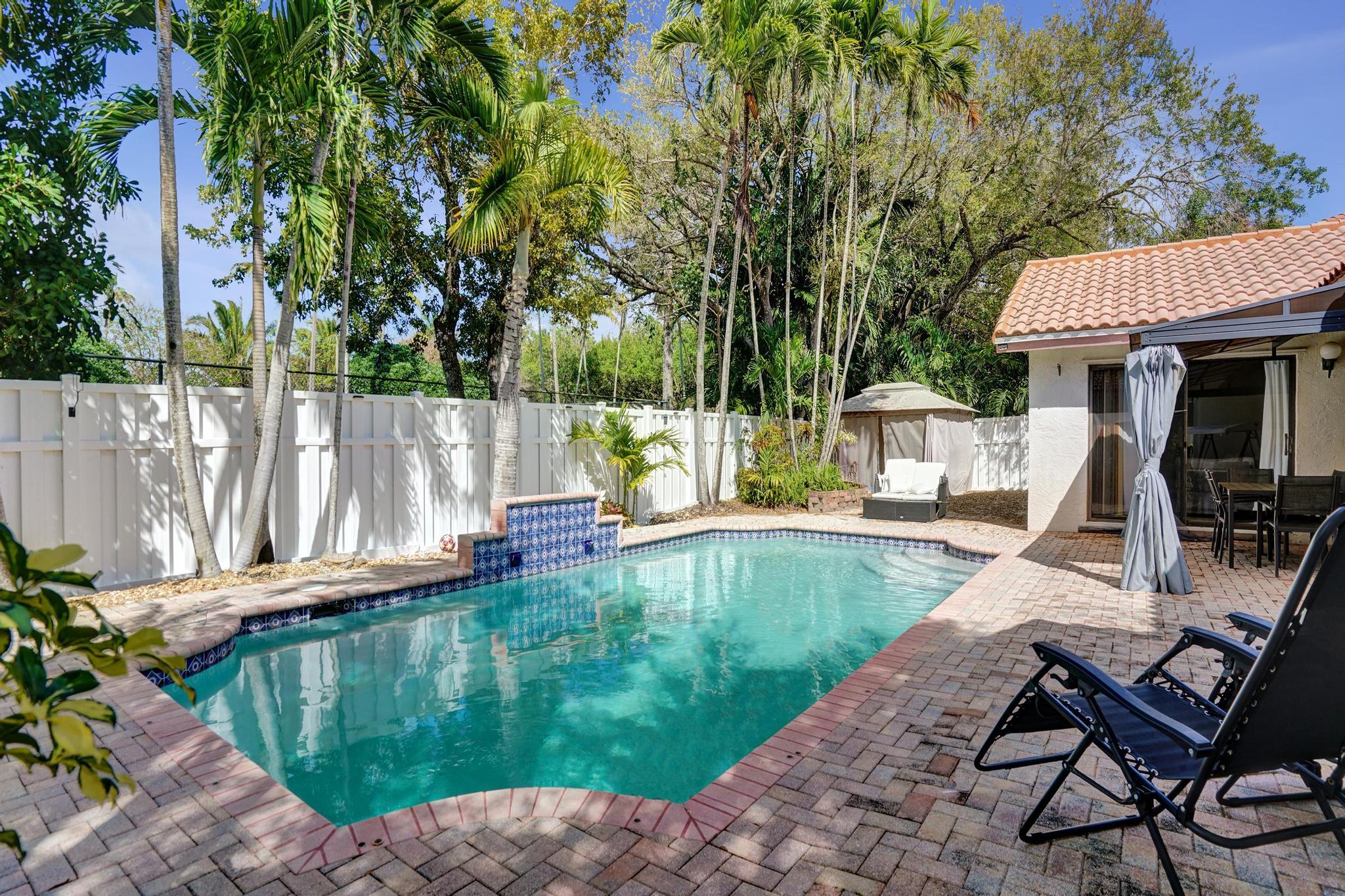 EMBASSY LAKES - Residential