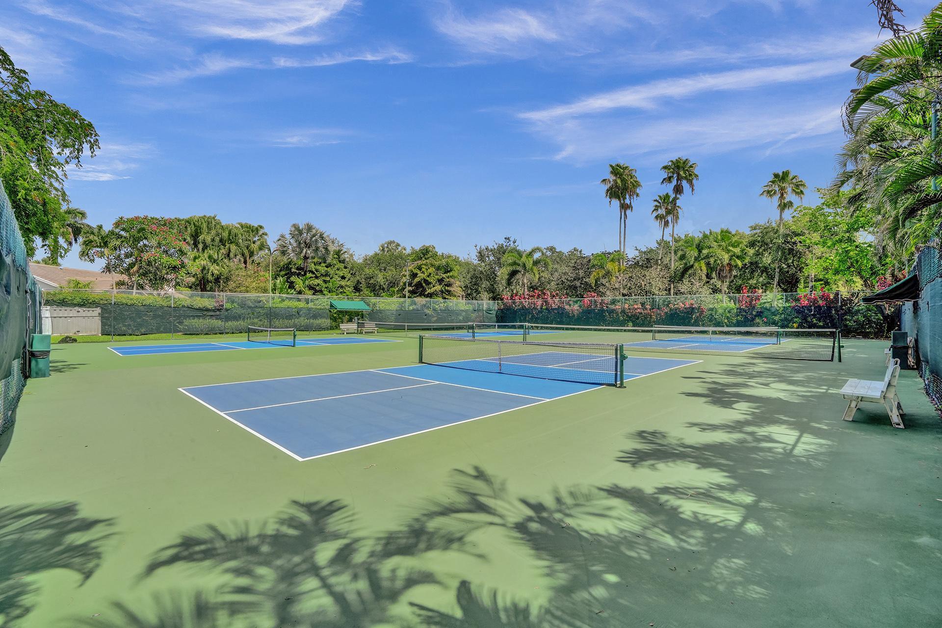 EMBASSY LAKES - Residential