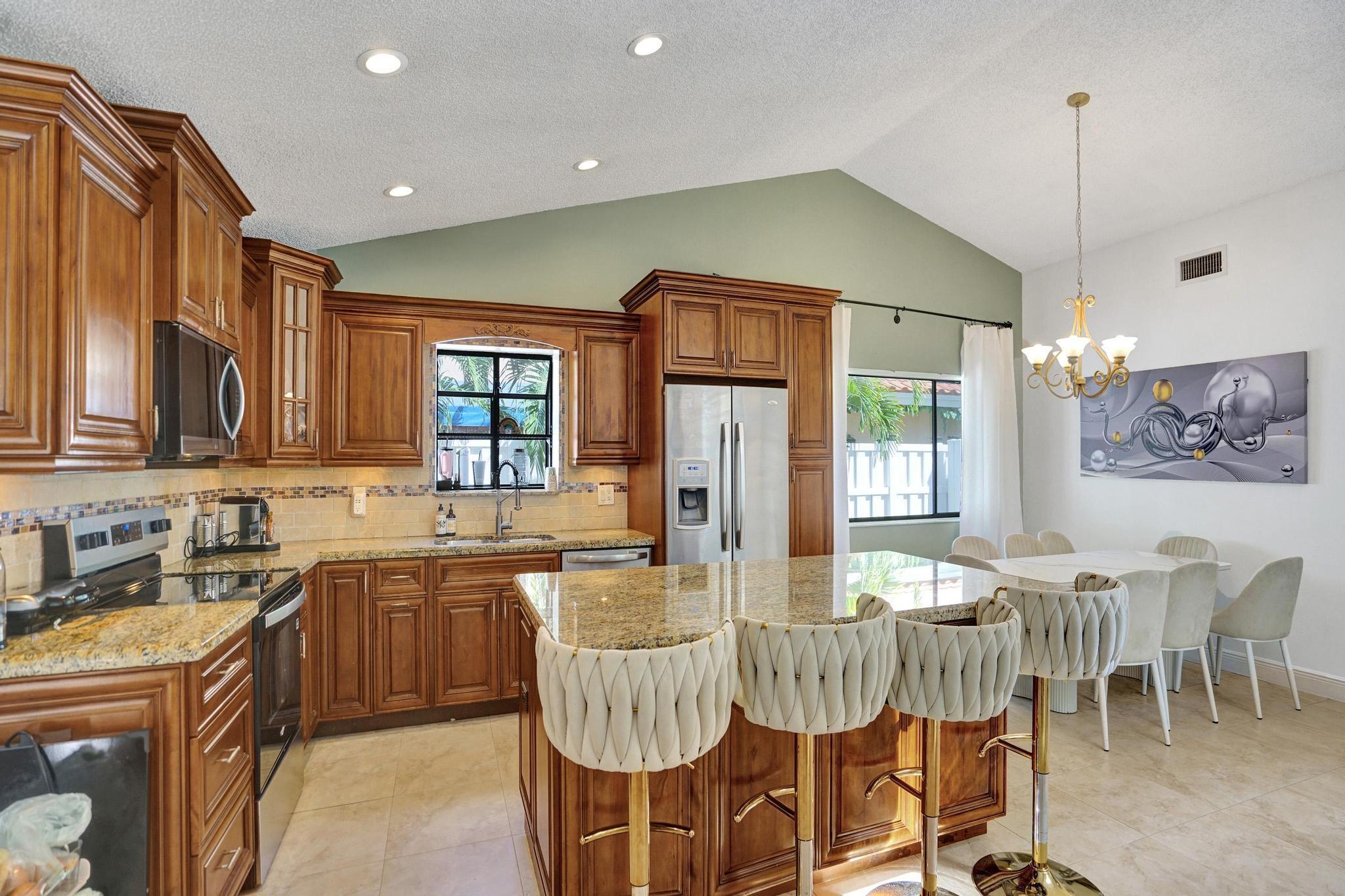 EMBASSY LAKES - Residential