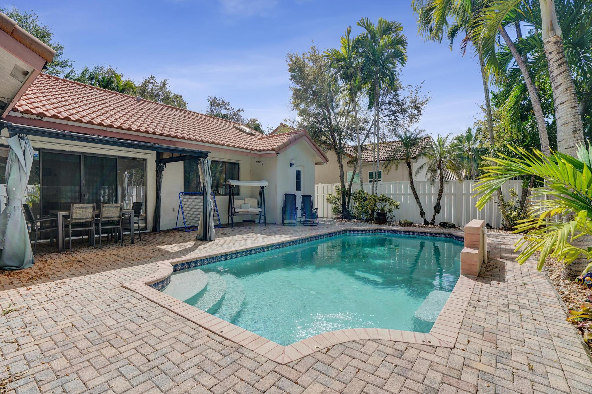 EMBASSY LAKES - Residential