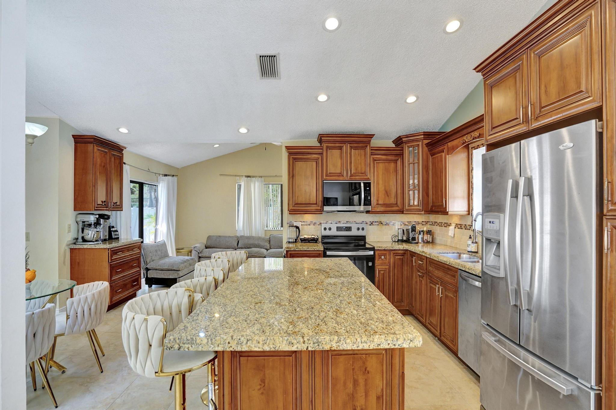 EMBASSY LAKES - Residential