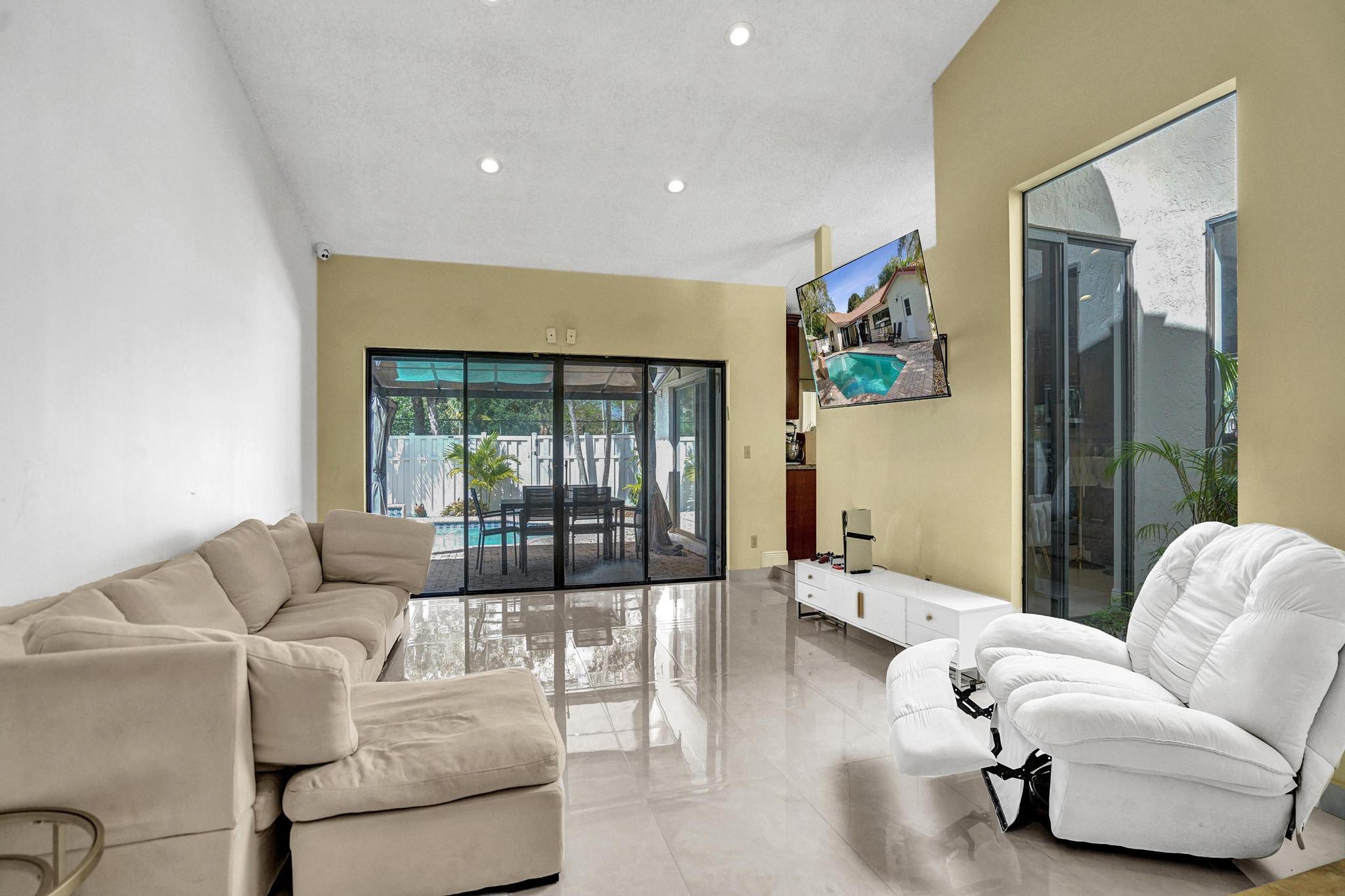 EMBASSY LAKES - Residential