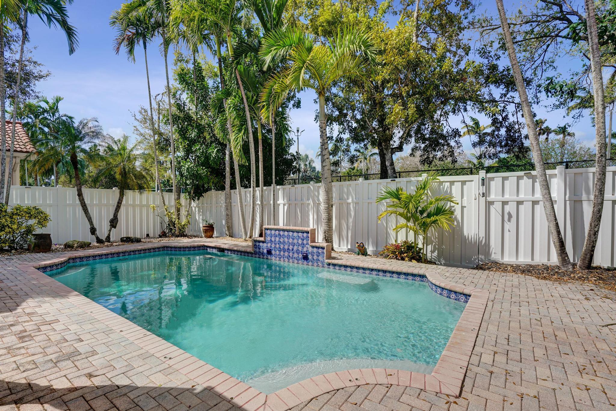 EMBASSY LAKES - Residential