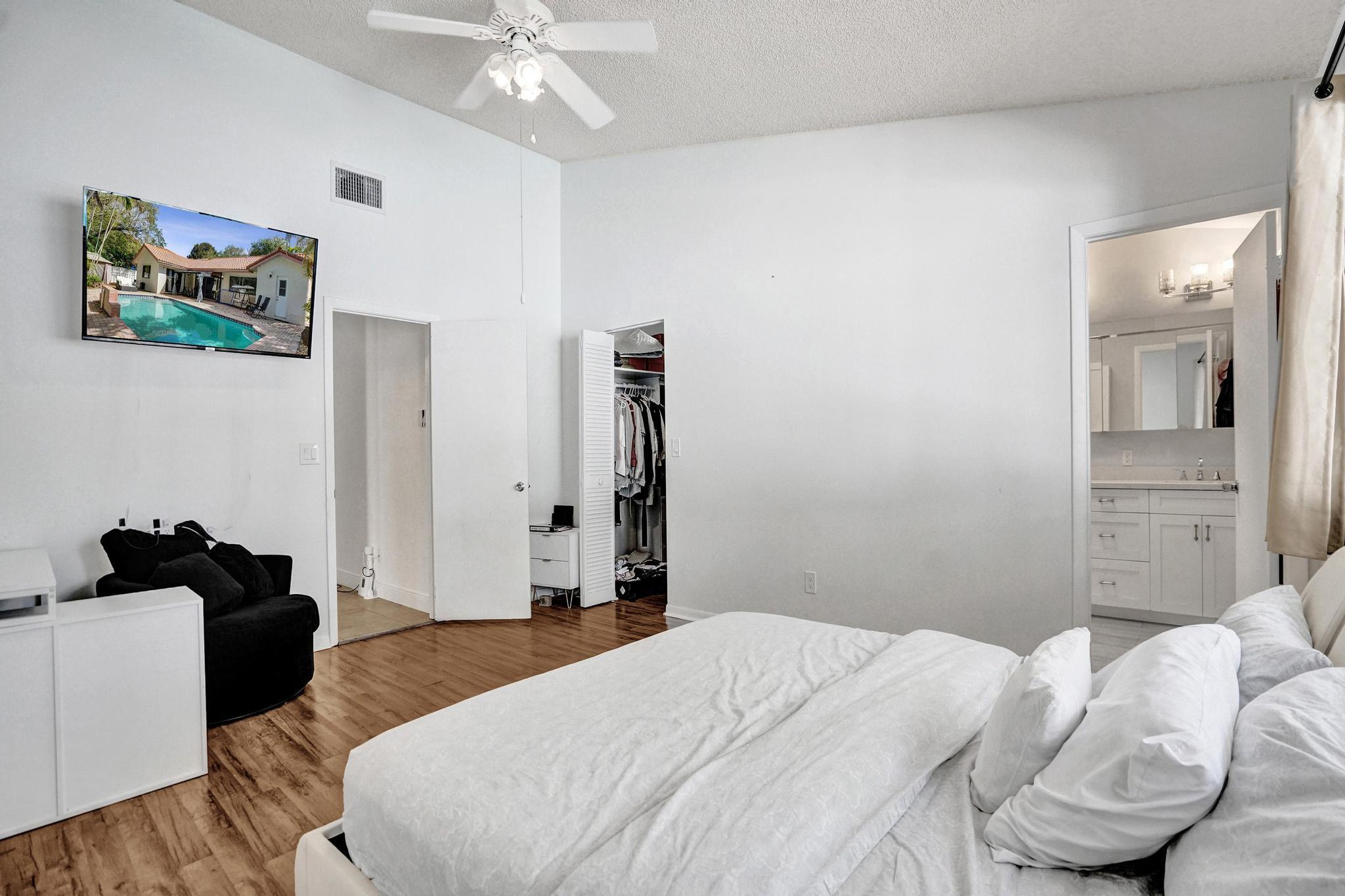 EMBASSY LAKES - Residential