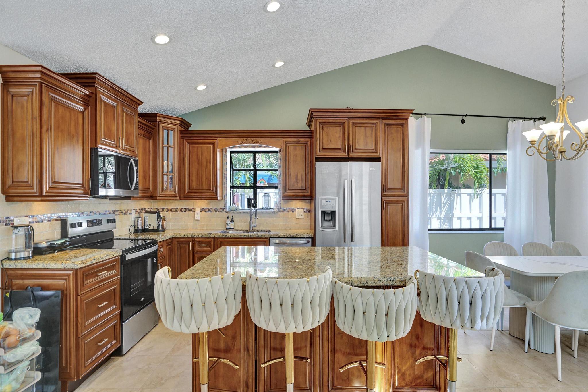 EMBASSY LAKES - Residential