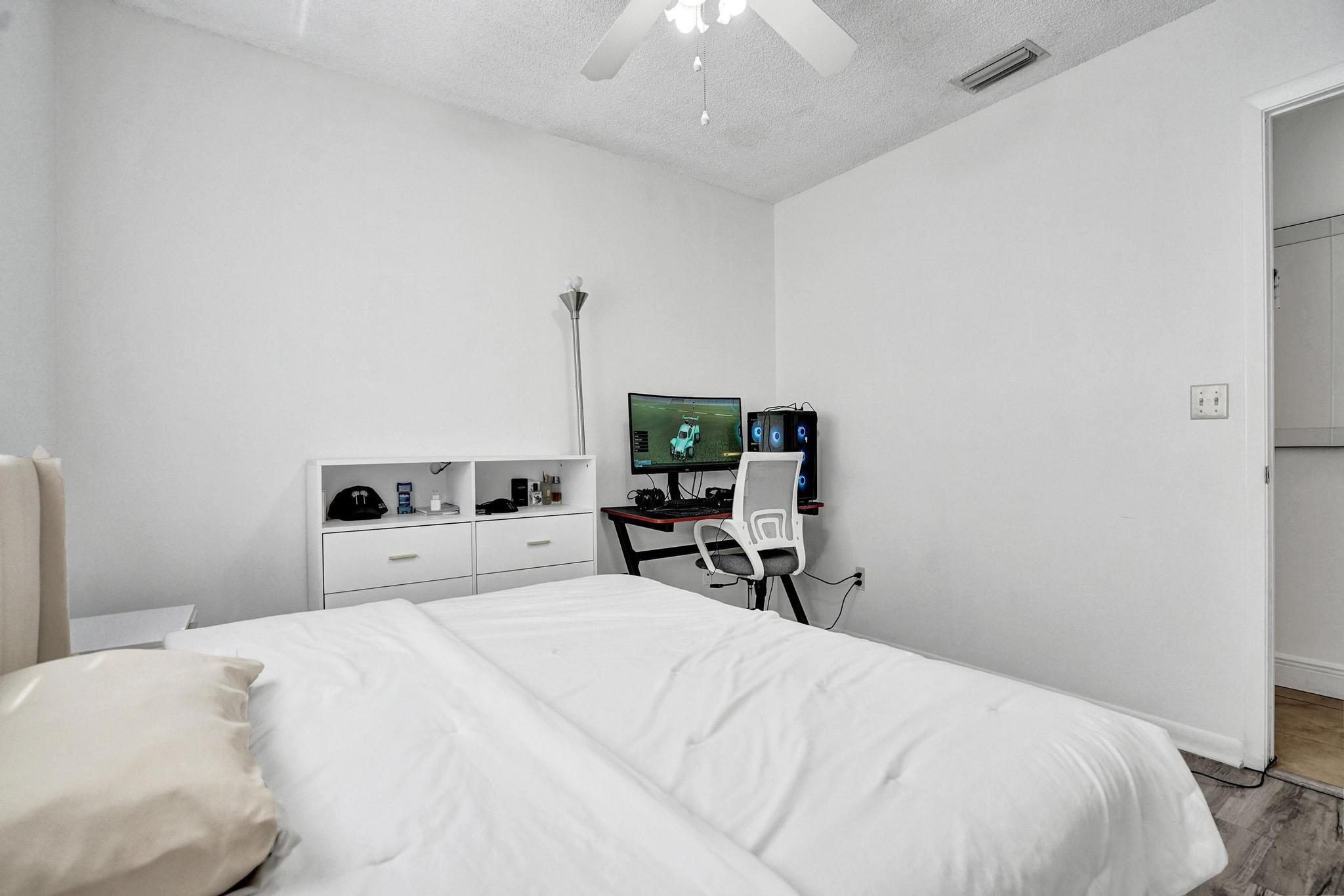 EMBASSY LAKES - Residential