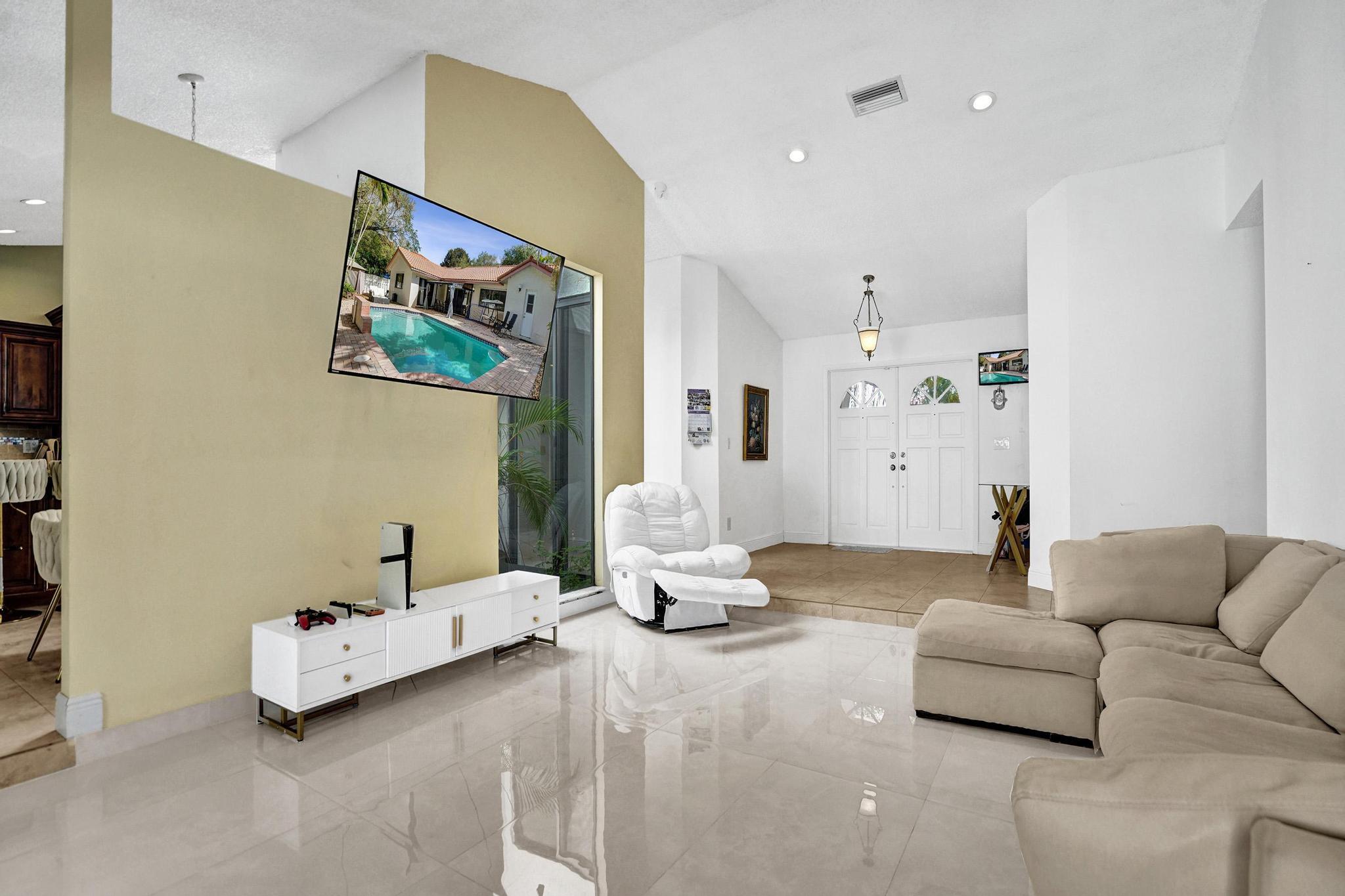 EMBASSY LAKES - Residential