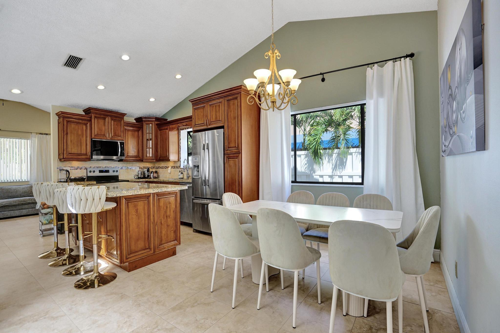 EMBASSY LAKES - Residential