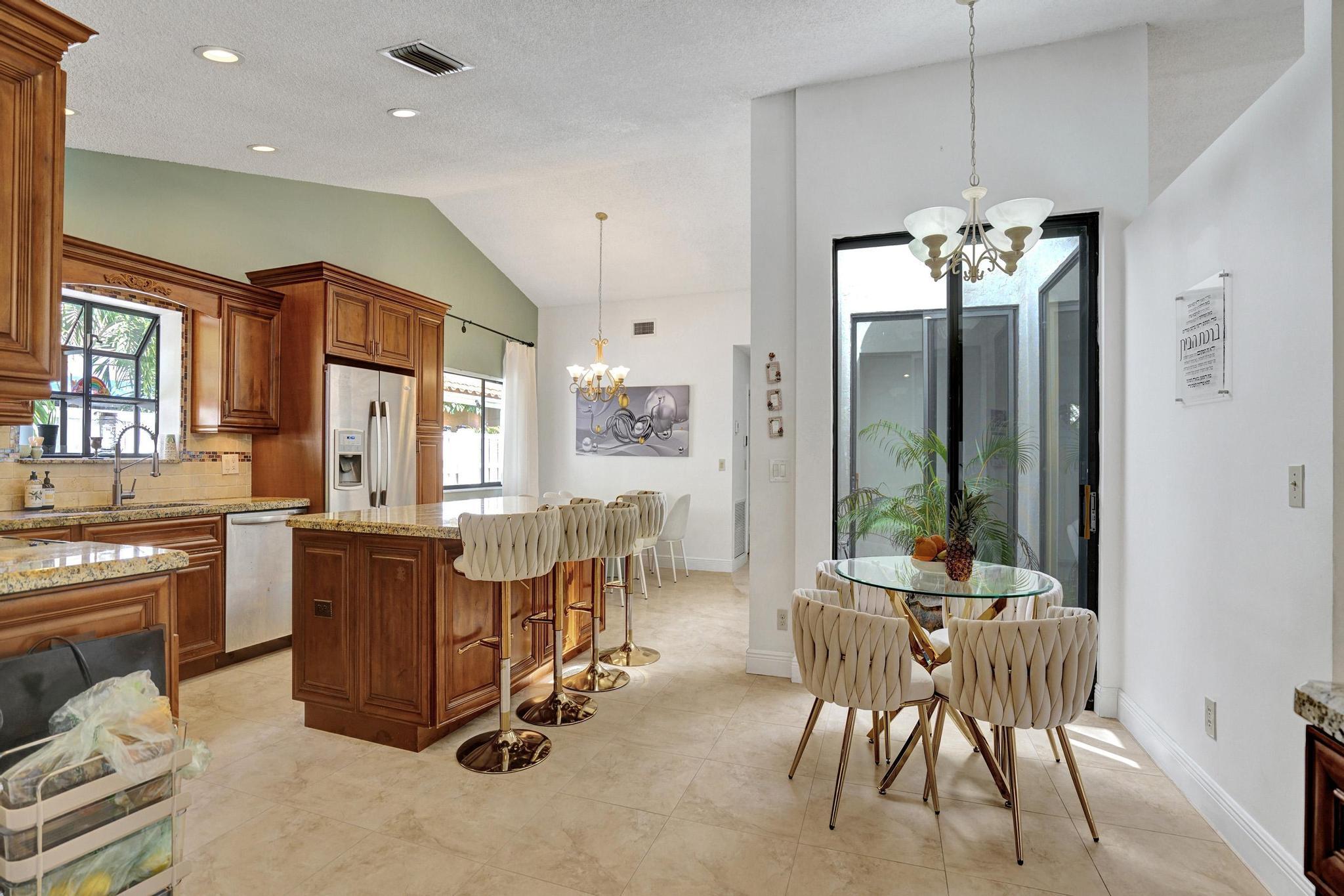 EMBASSY LAKES - Residential