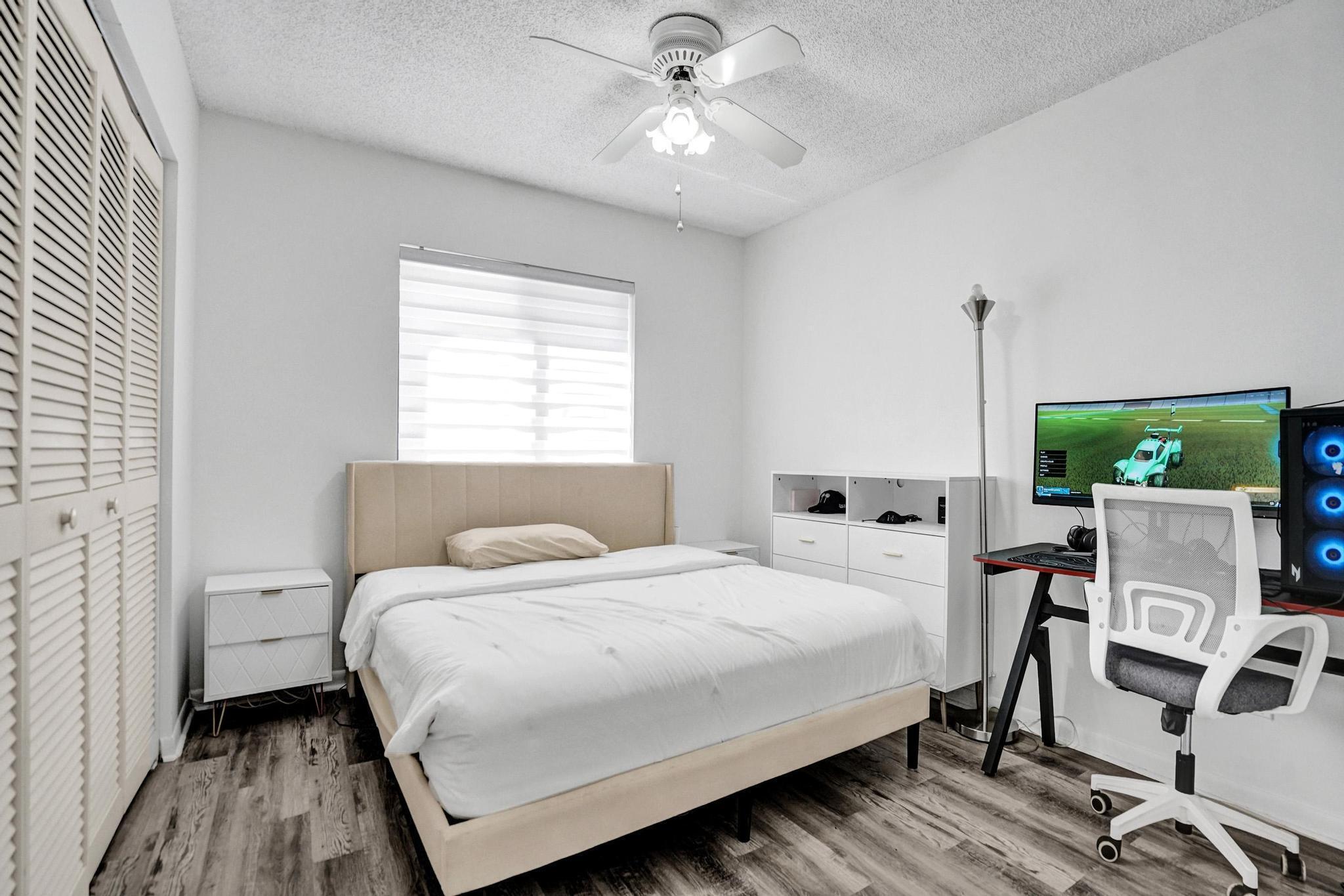 EMBASSY LAKES - Residential