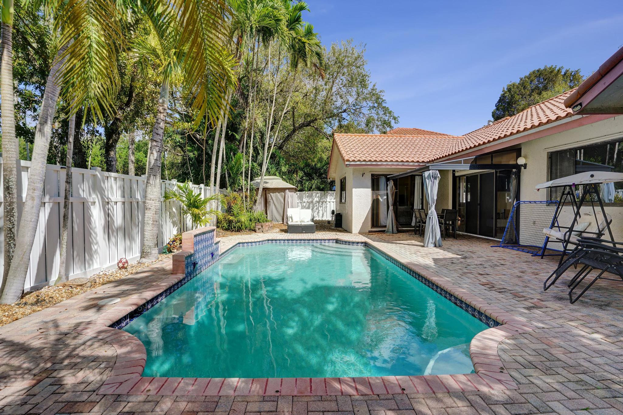 EMBASSY LAKES - Residential