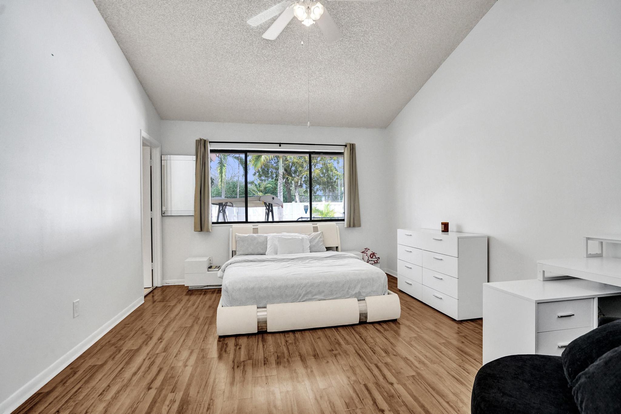 EMBASSY LAKES - Residential