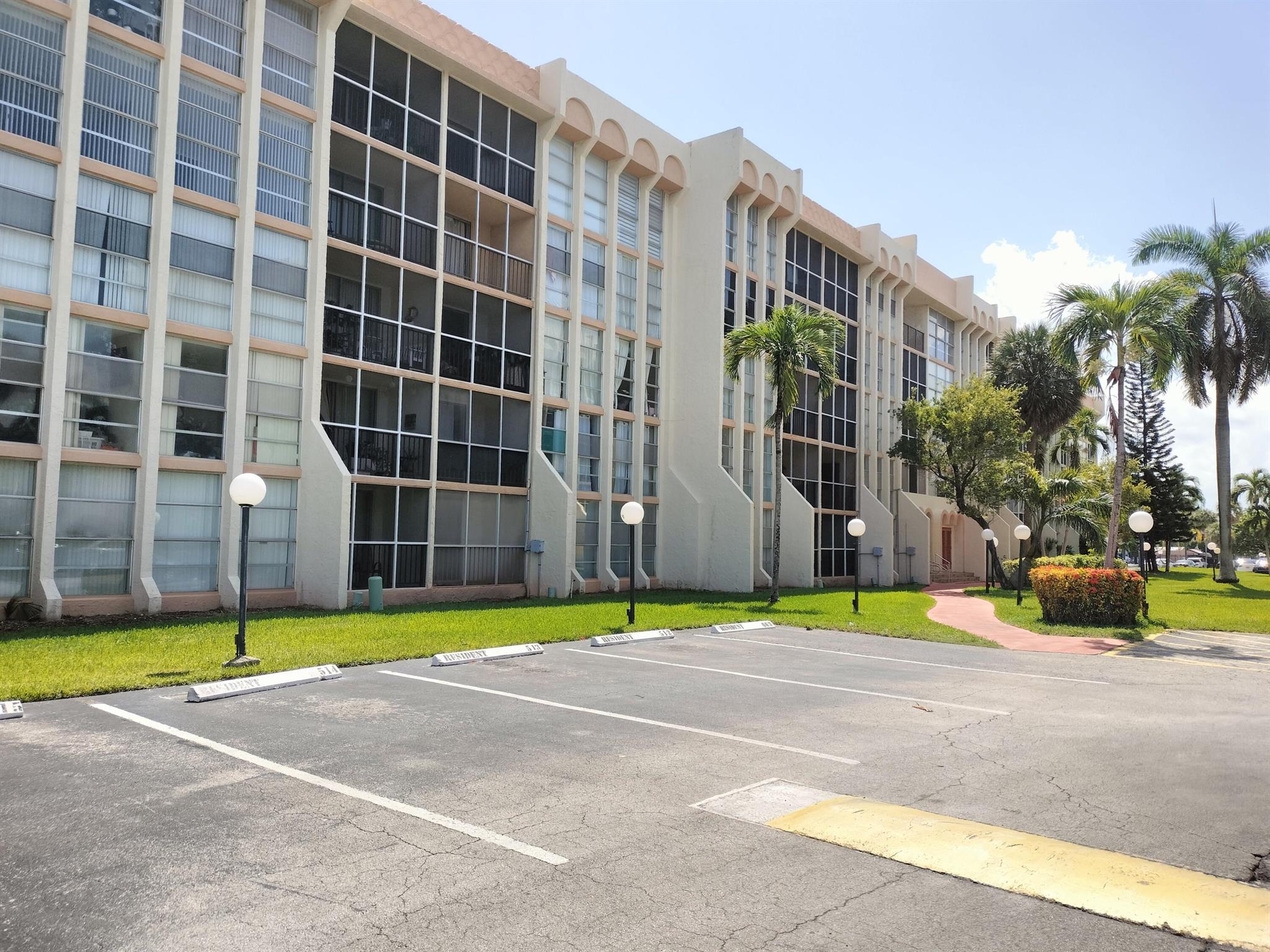 BEAUTIFUL 1 BED- 1 BATH FULLY FURNISHED AND COMPLETELY RENOVATED NEW KITCHEN AND NEW BATHROOM. LAMINATE WOOD FLOORS THROUGHOUT THE UNIT. COMMUNITY HAS RENOVATED POOL AND TENNIS COURT.