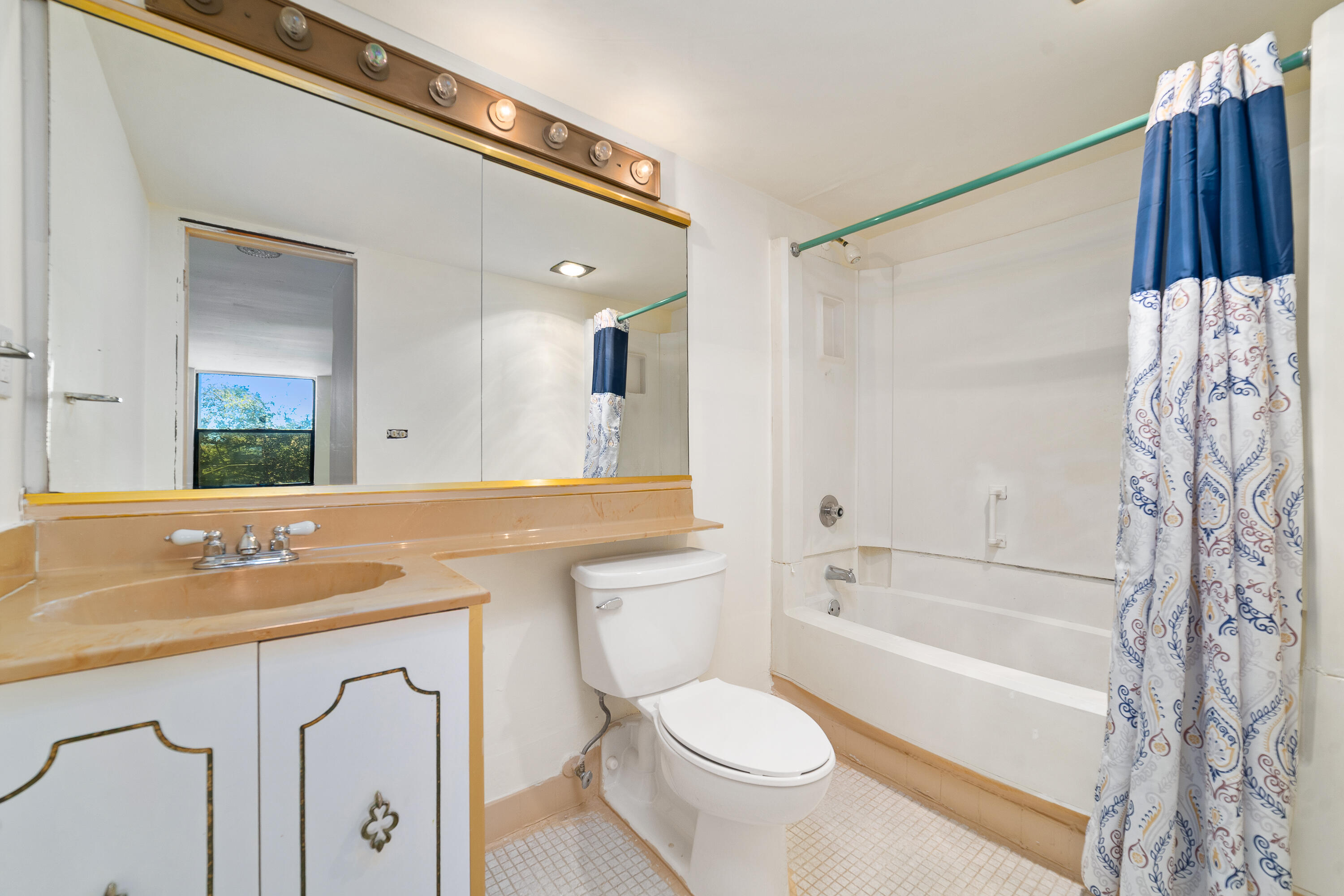 PROMENADE AT KENDALE LAKES - Residential