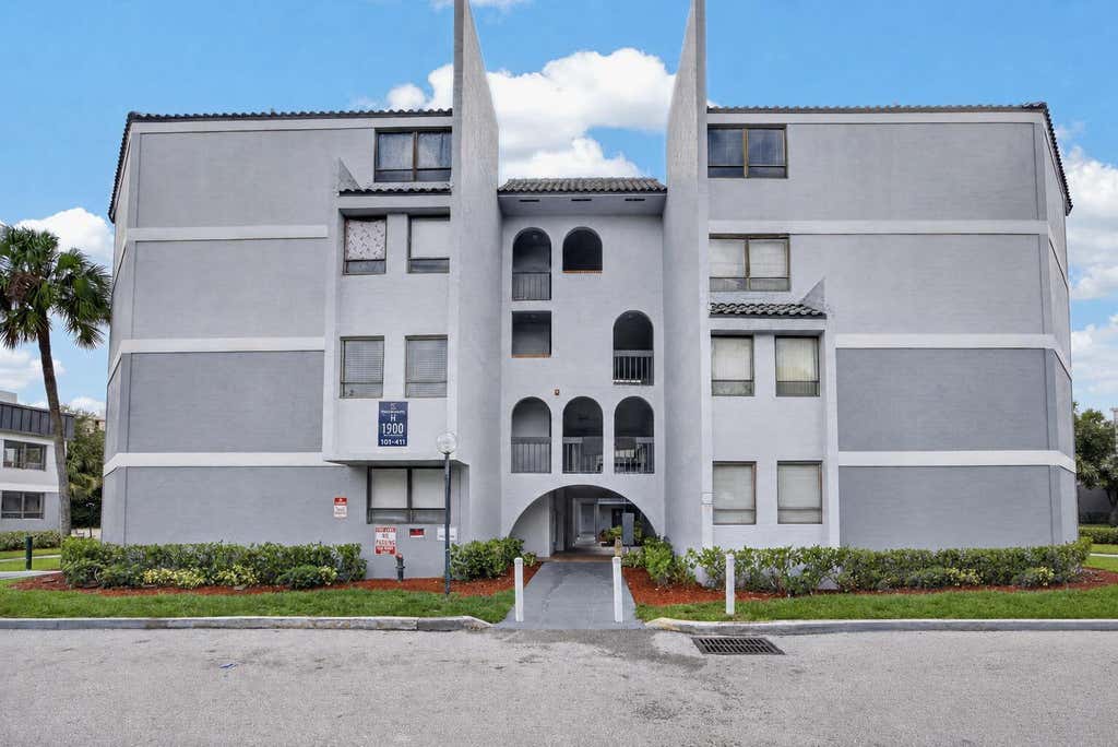 Photo of 1900 N CONGRESS Avenue #201, West Palm Beach, FL 33401 (MLS # B26061968)
