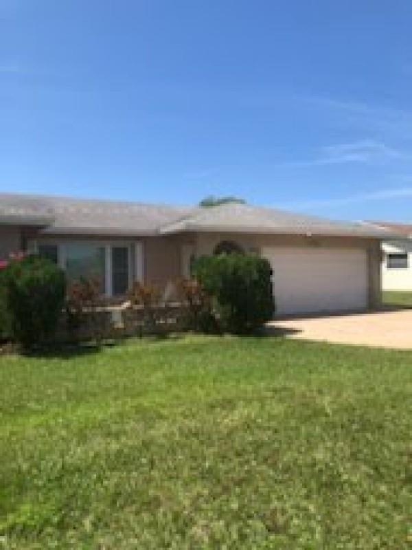 Close to major highways Sawgrass Express and Turniplike. 10 min from Sawgrass Mall and Coral Springs mall. 5 mins for recreational park complex with walking tracks, soccer, football, tennis, and paddle ball court. Close by to Coral Springs and Sunrise shopping areas. Access to A grade schools. Pet-friendly (with deposit).
