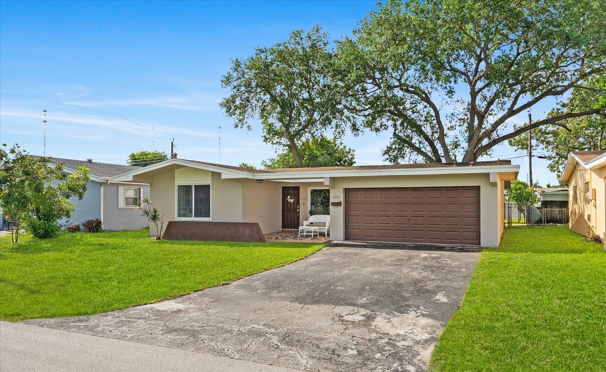 6744 SW 34th Court, Miramar, FL, 33023/$549,000 2 6744 SW 34th Court