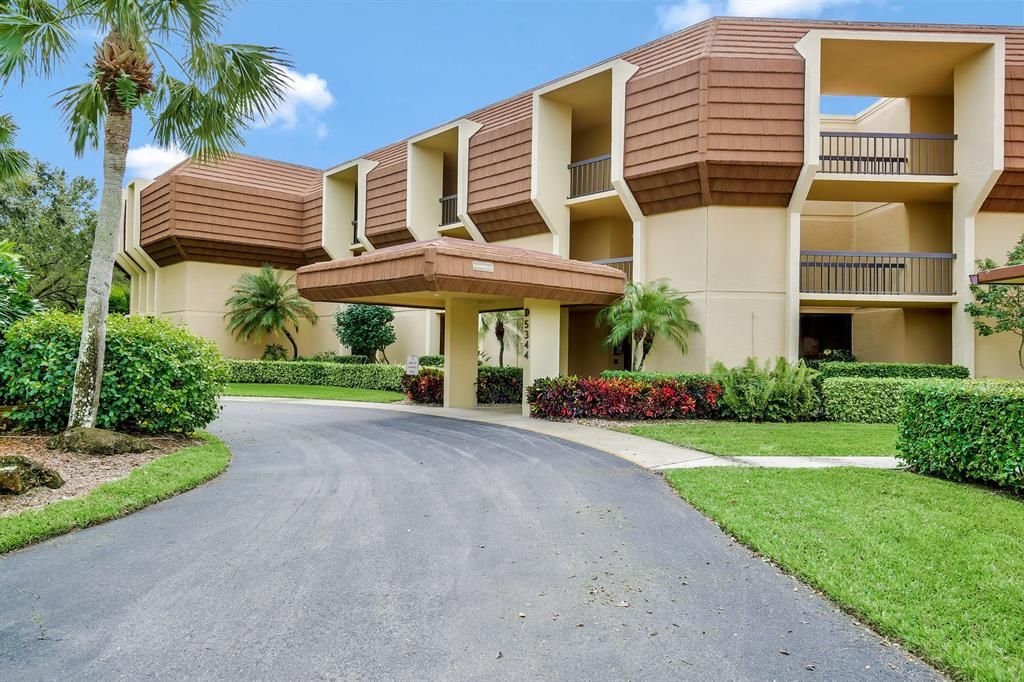 Photo of 5344 Woodland Lakes Drive #324, Palm Beach Gardens, FL 33418 (MLS # R10690997)