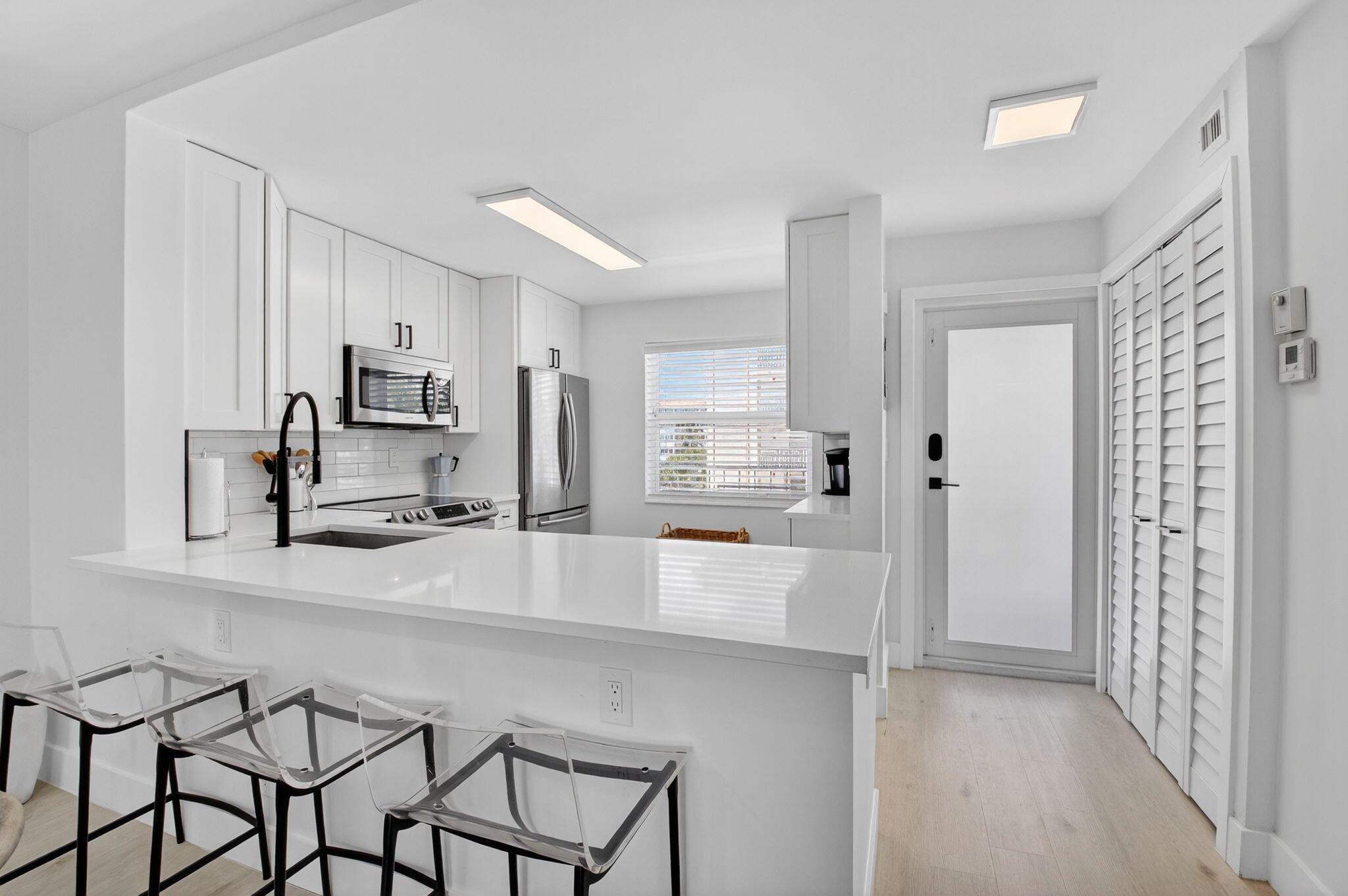 930 Dogwood Drive 358, Delray Beach, FL, 33483/$445,500 2 930 Dogwood Drive 358