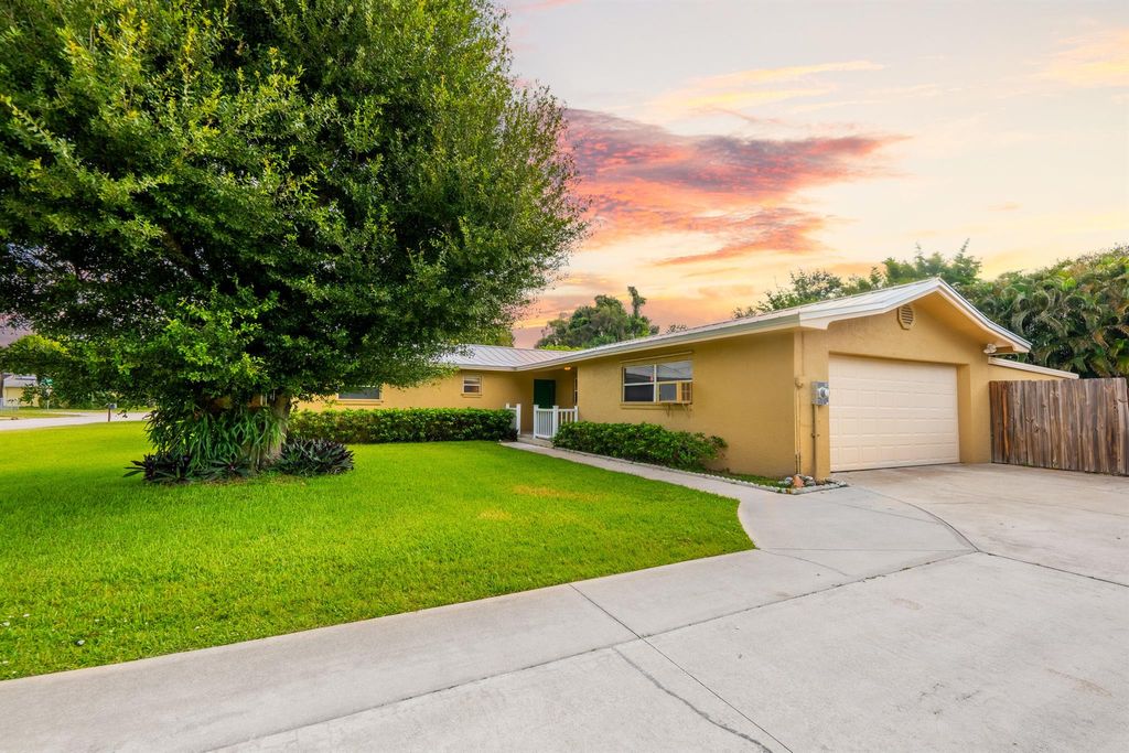 Photo of 2812 S 10th Street, Fort Pierce, FL 34982 (MLS # R10900396)