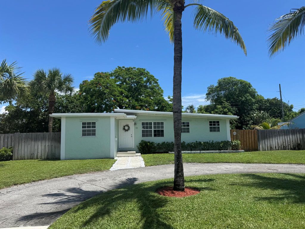 Photo of 111 SW 10th Avenue, Boynton Beach, FL 33435 (MLS # R11106423)