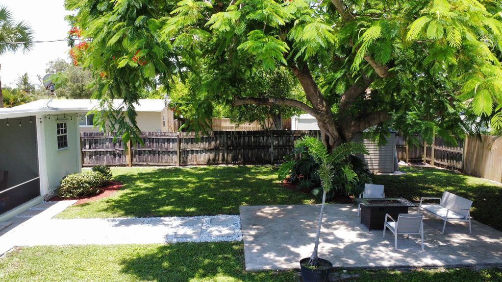 Photo of 111 SW 10th Avenue, Boynton Beach, FL 33435 (MLS # R11106423)