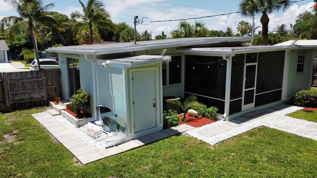 Photo of 111 SW 10th Avenue, Boynton Beach, FL 33435 (MLS # R11106423)