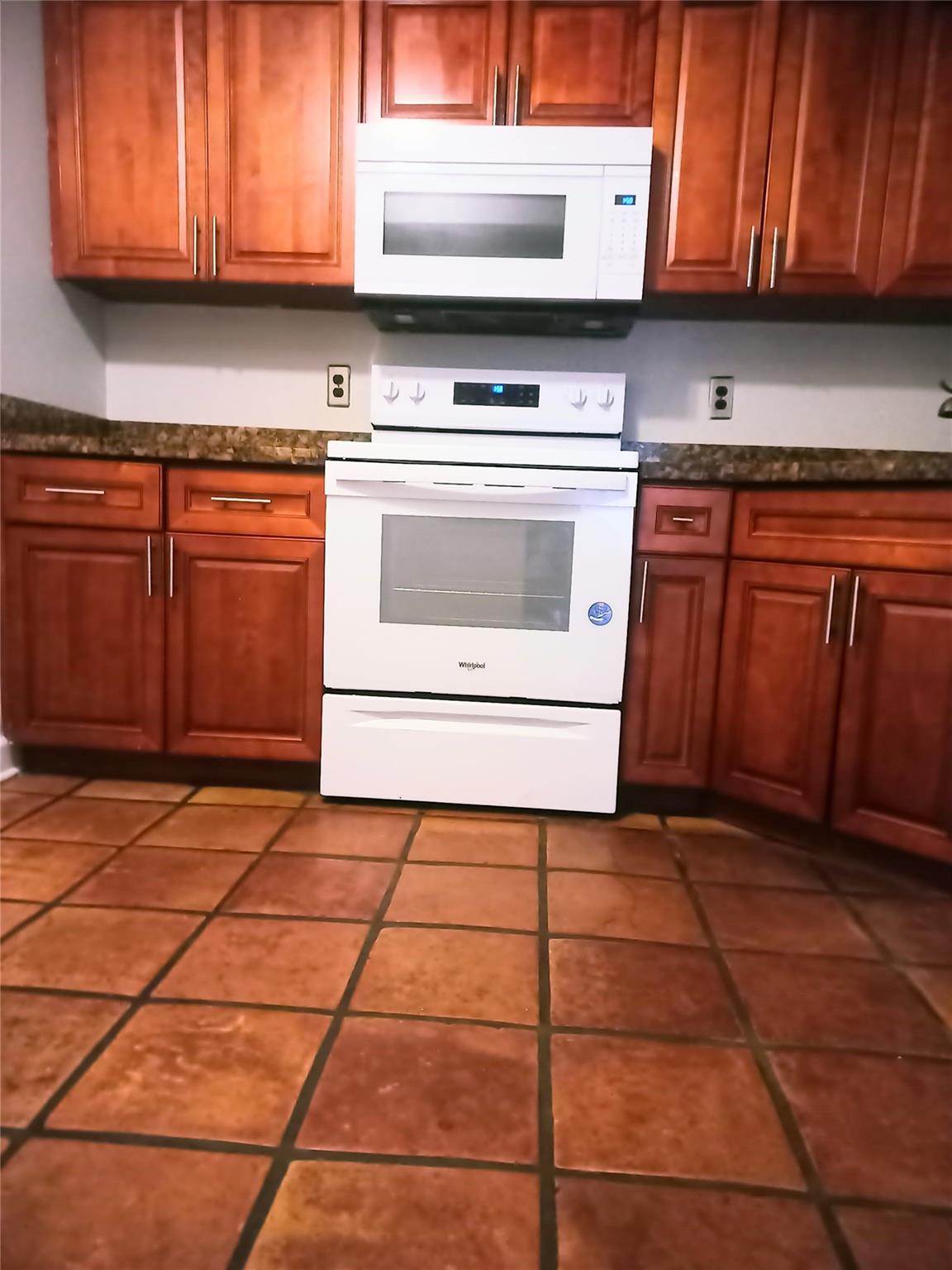 NICELY RENOVATED LARGE 1ST FLOOR CORNER UNIT LARGE ROOMS NO CARPET, FULL SIZE W&D SCREENED LARGE PATIO, LOTS OF GUESS PARKING, BEAUTIFUL SERENE CANAL ENVIRONMENT. ALL AGES *NO MORTGAGE-NO FORECLOSURE, BI-LEVEL GYM, TENNIS, INDOOR RACQUETBALL, BASKETBALL, LIBRARY, THEATER CABLE* & TRASH INCLUDED. LOTS OF PARKING AND MUCH MORE. THIS UNIT IS CLOSE TO MAJOR ROAD WAYS & WALKING DISTANCE TO PUBLIC TRANSPORTATION. KITTY CATS OKAY :) .. READY TO MOVE IN FOR A PRIVATE TOUR CALL ME TODAY!!