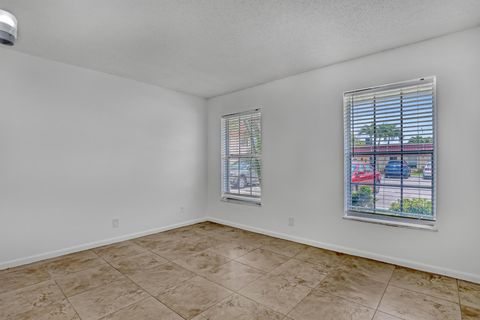 Condominium in Lake Worth FL 633 Marlboro Oval 19.jpg