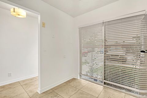 Condominium in Lake Worth FL 633 Marlboro Oval 11.jpg