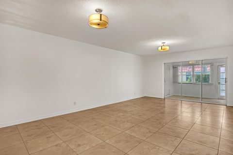 Condominium in Lake Worth FL 633 Marlboro Oval 4.jpg