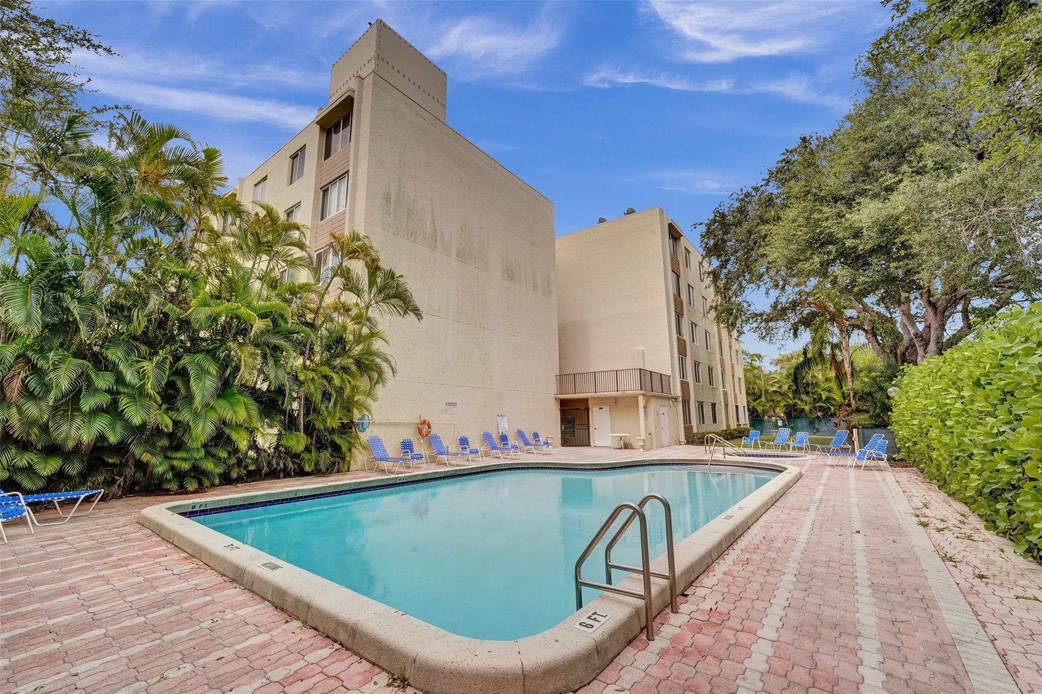 PALM COURT - Residential