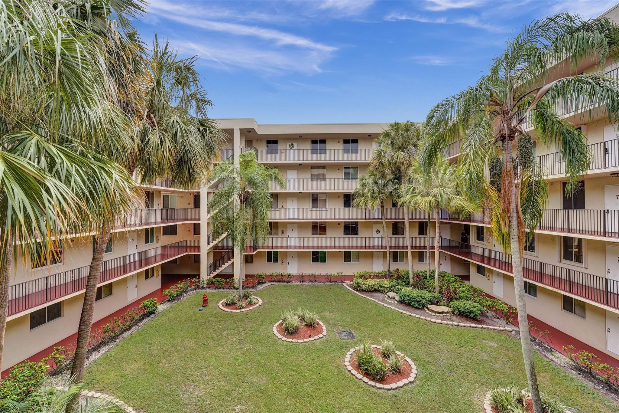 PALM COURT - Residential