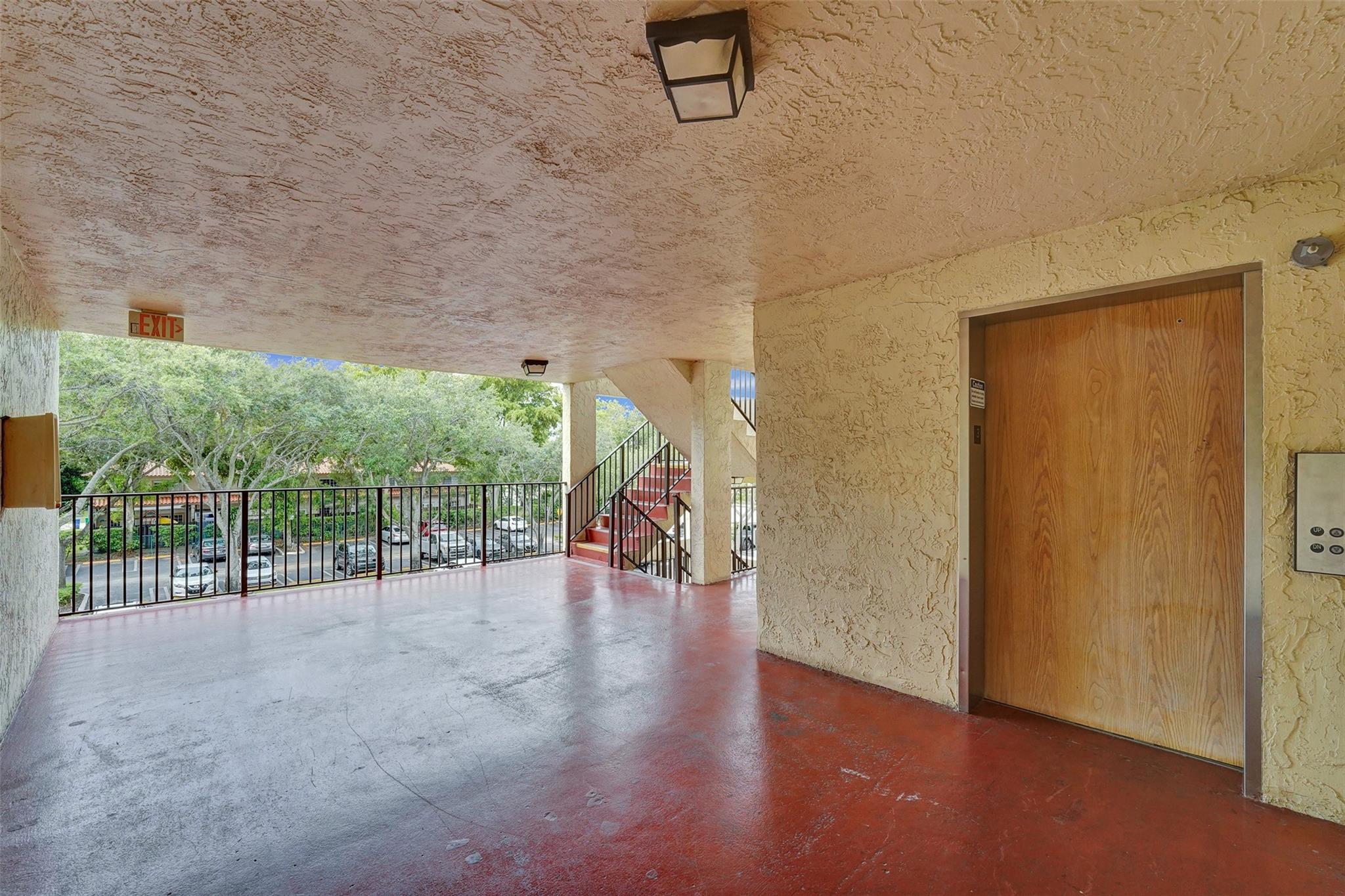 PALM COURT - Residential
