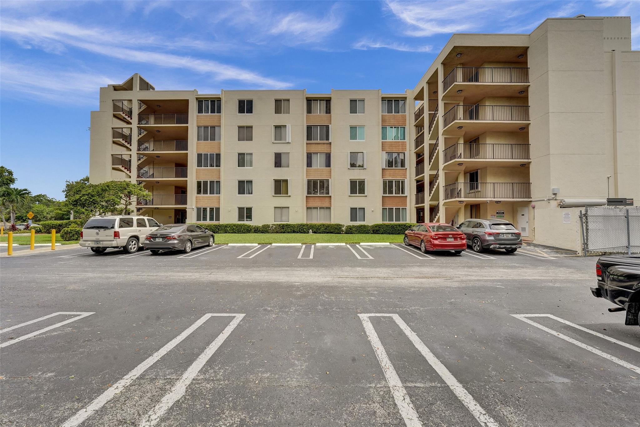 PALM COURT - Residential