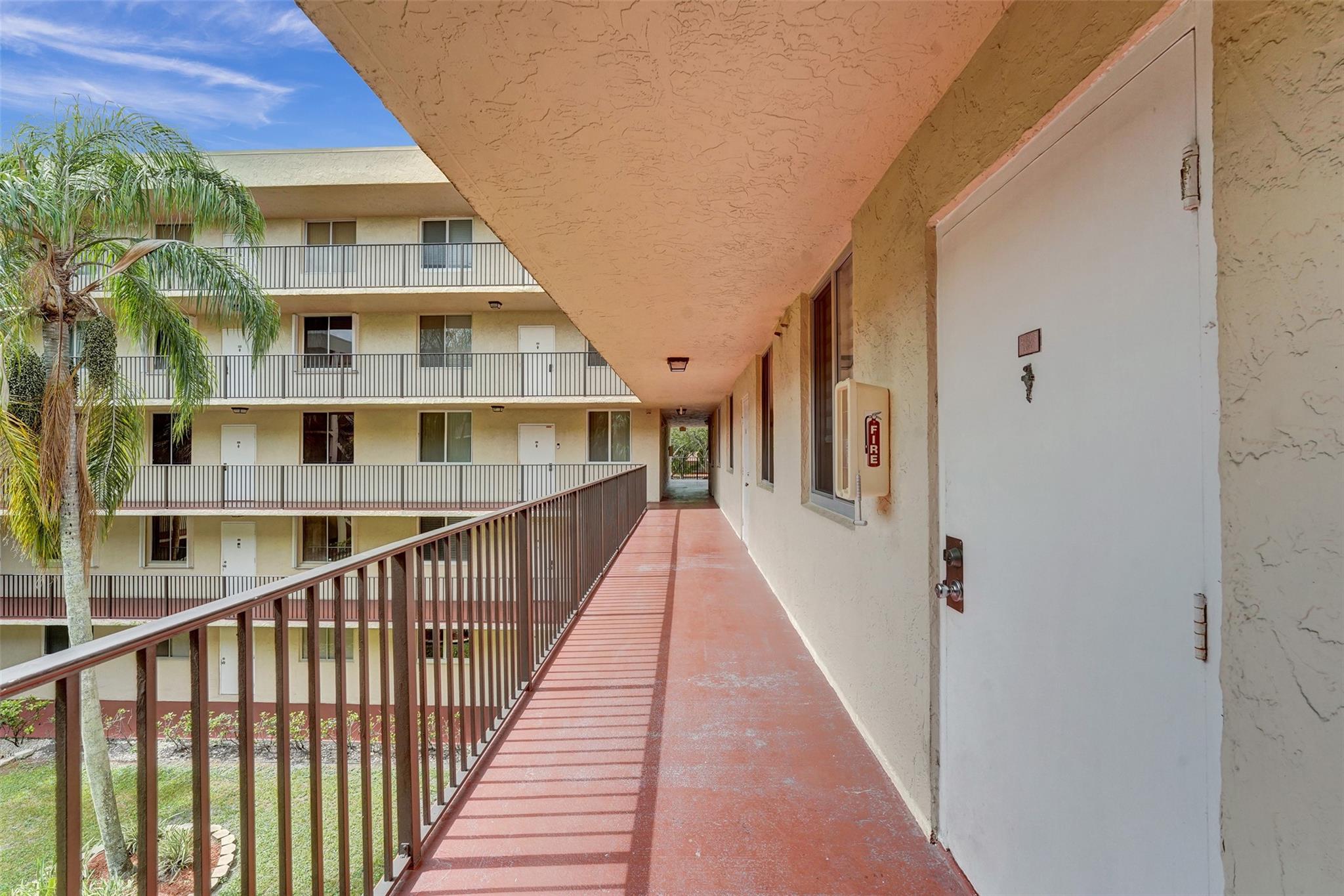 PALM COURT - Residential