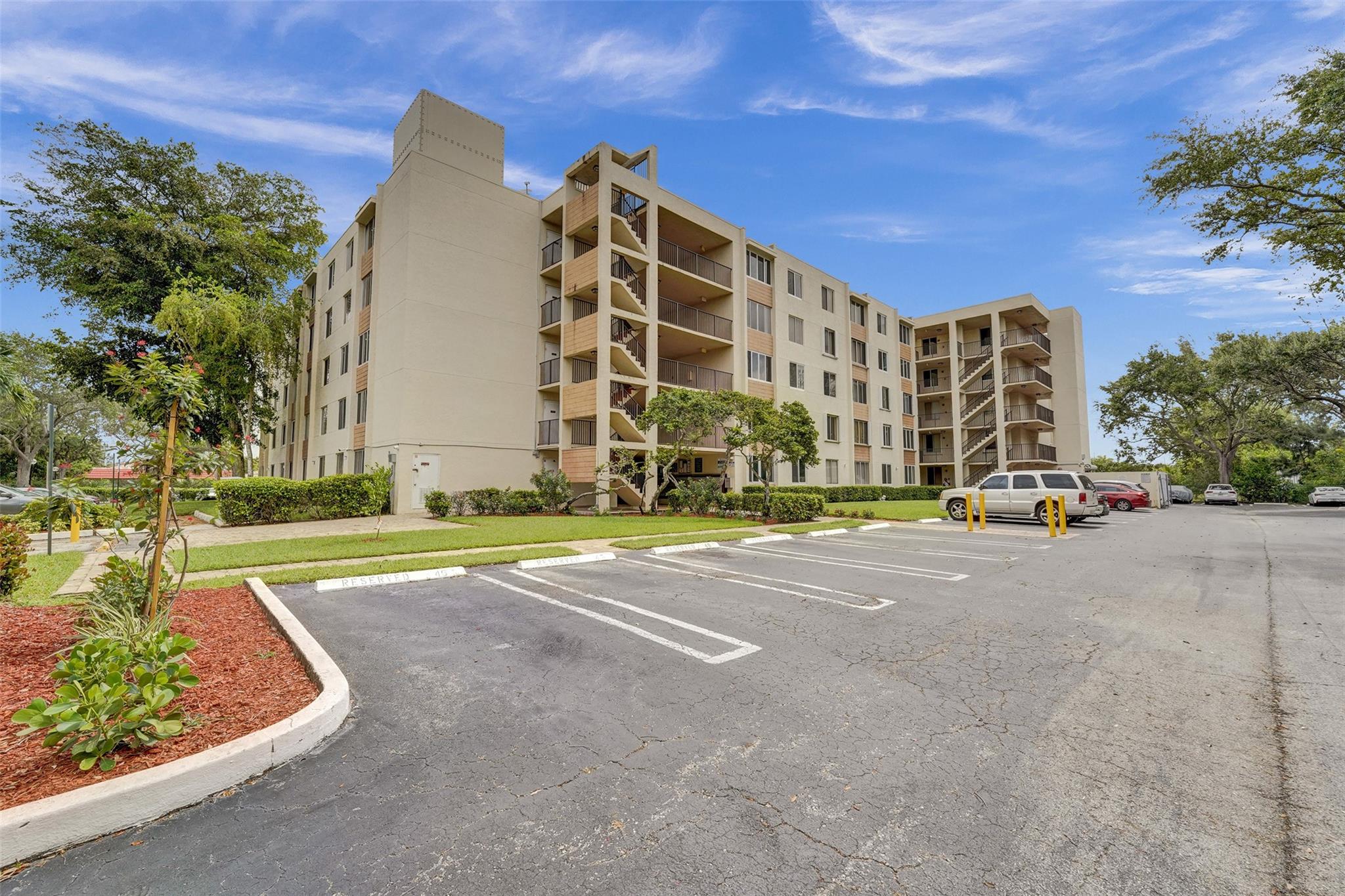 PALM COURT - Residential