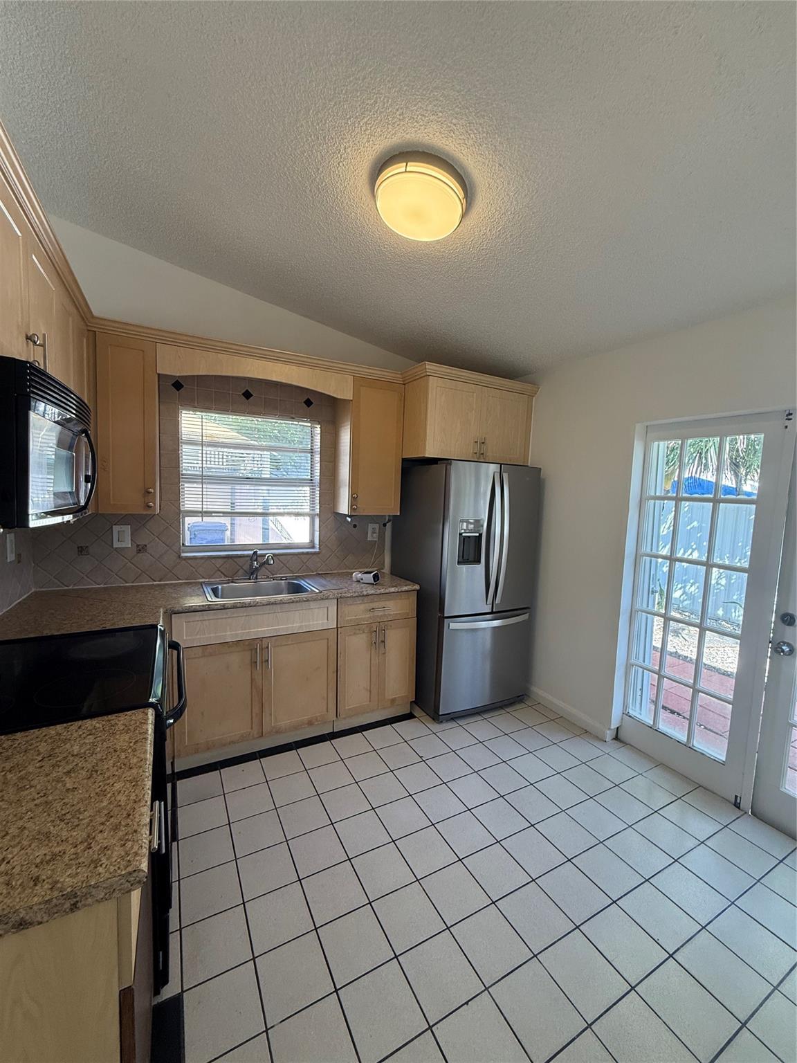 COUNTRY LAKE HOMES - Residential Lease