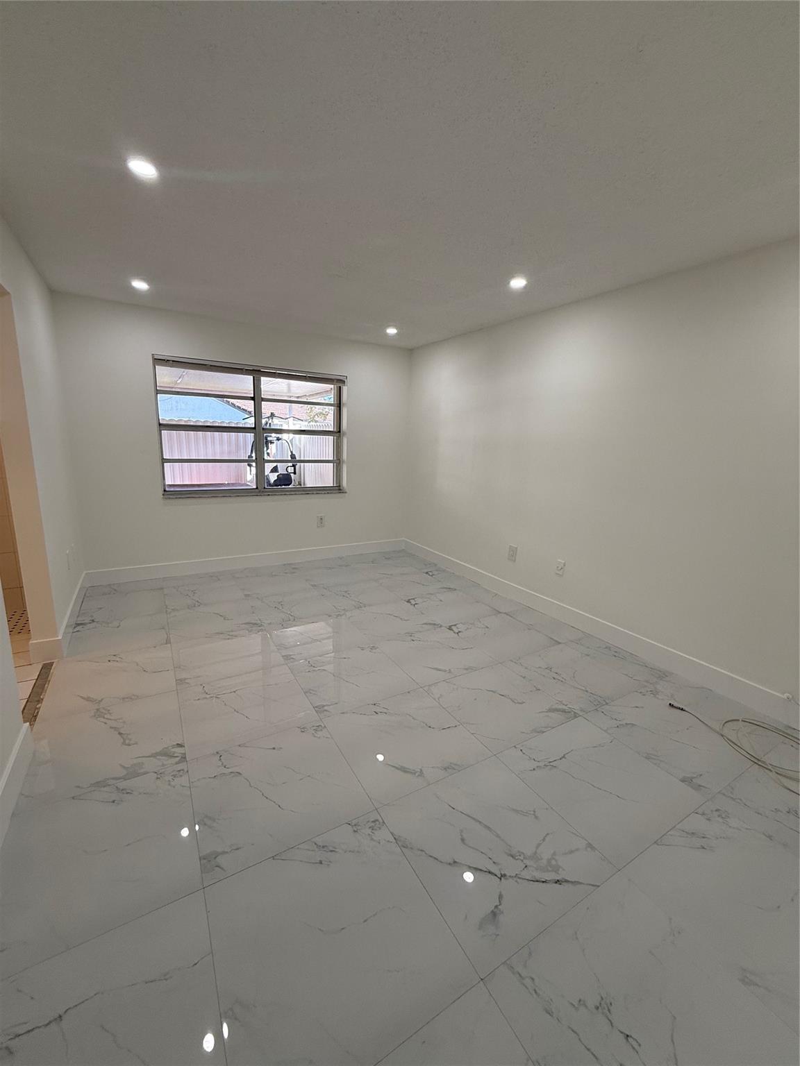 COUNTRY LAKE HOMES - Residential Lease