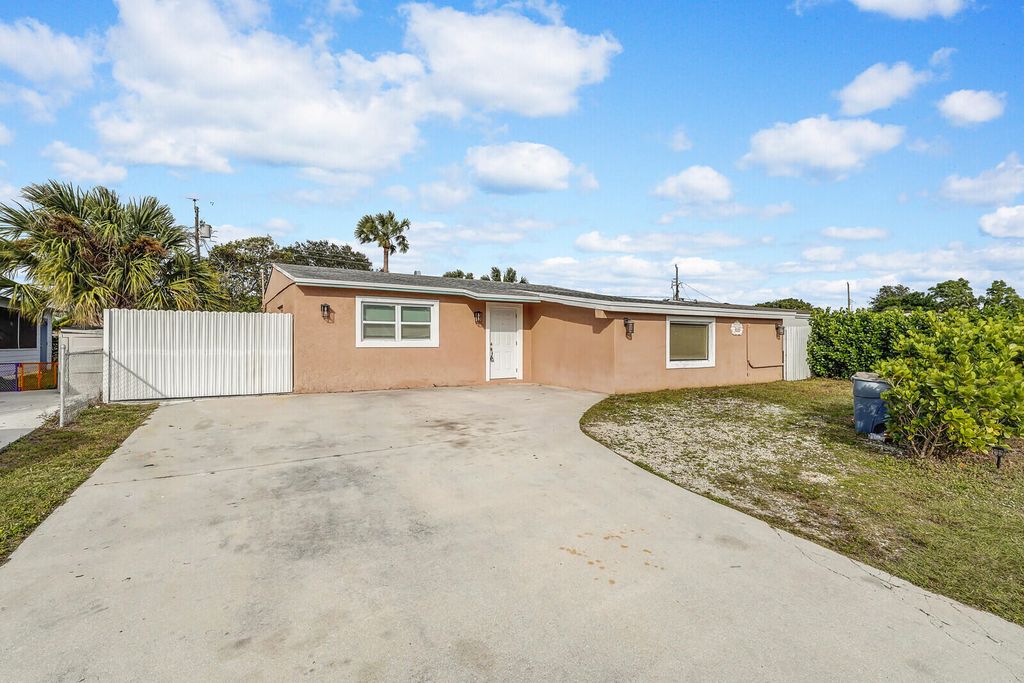 Photo of 4389 Bellewood Street, Palm Beach Gardens, FL 33410 (MLS # R10947161)