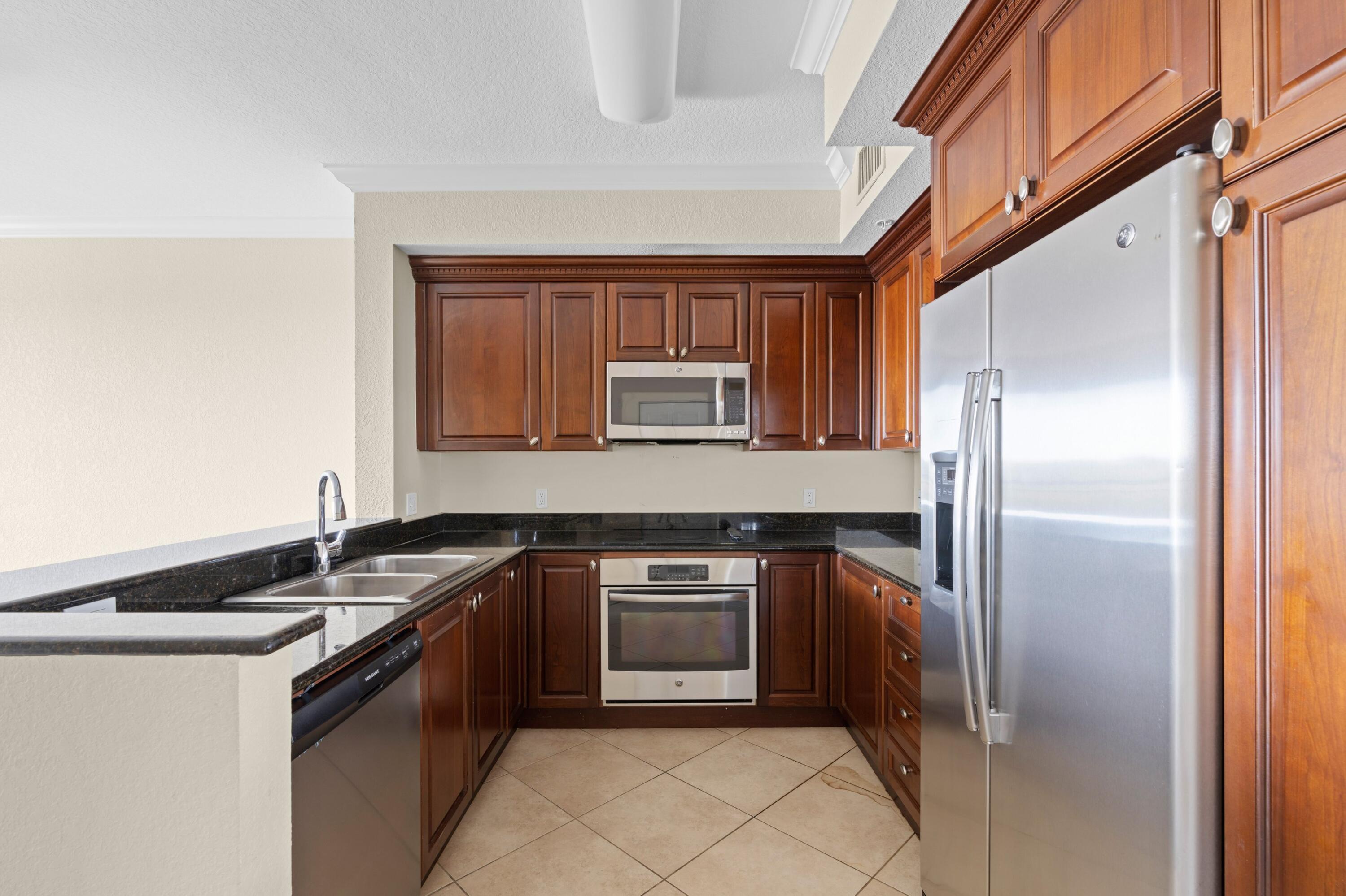 VIZCAYA LAKES CONDO - Residential