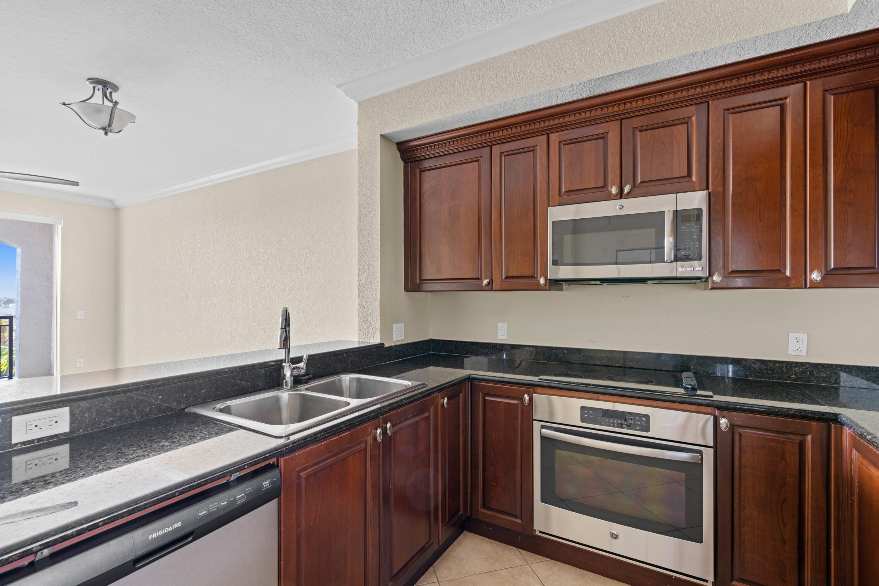 VIZCAYA LAKES CONDO - Residential