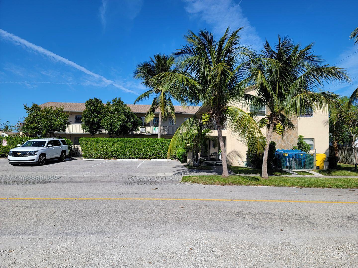 Cozy 1 BD/1BR in Lantana! FIRST FLOOR UNIT!East Location, close to downtown dining/entertainment, parks, beach. Bright & Light tropical setting. Quiet residential area, close to everything . Water, pest control, sewer and trash included. Pets welcome subject to approval.